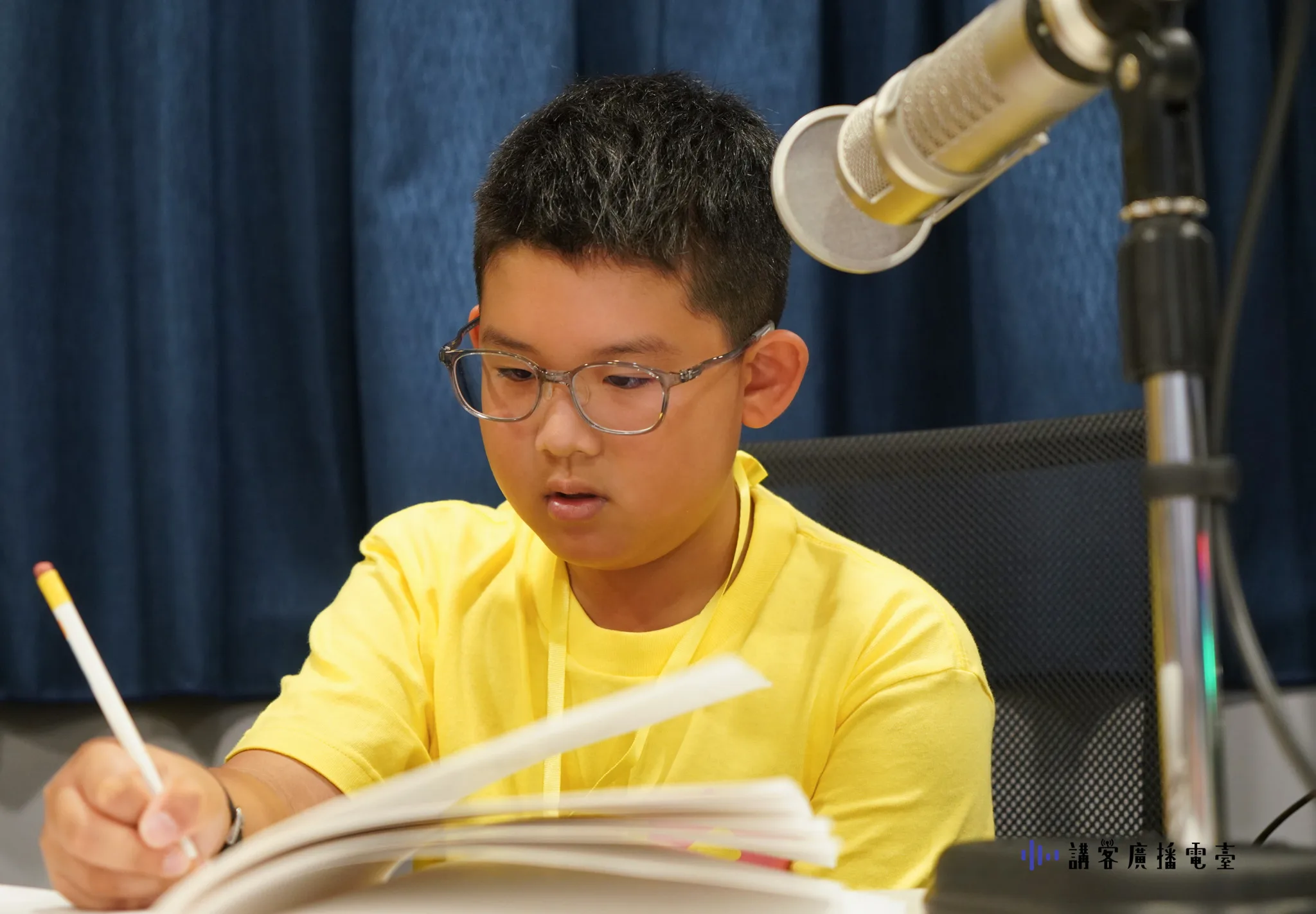 學員們認真練習新聞播報、節目開頭等等。洪俊傑攝
