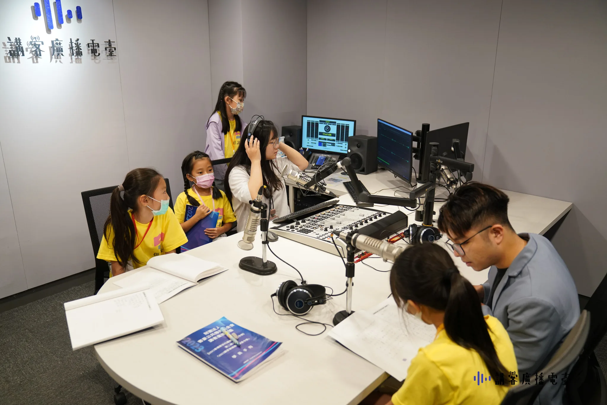 客家電視台主播胡吰誌分享播報經驗與技巧。洪俊傑攝