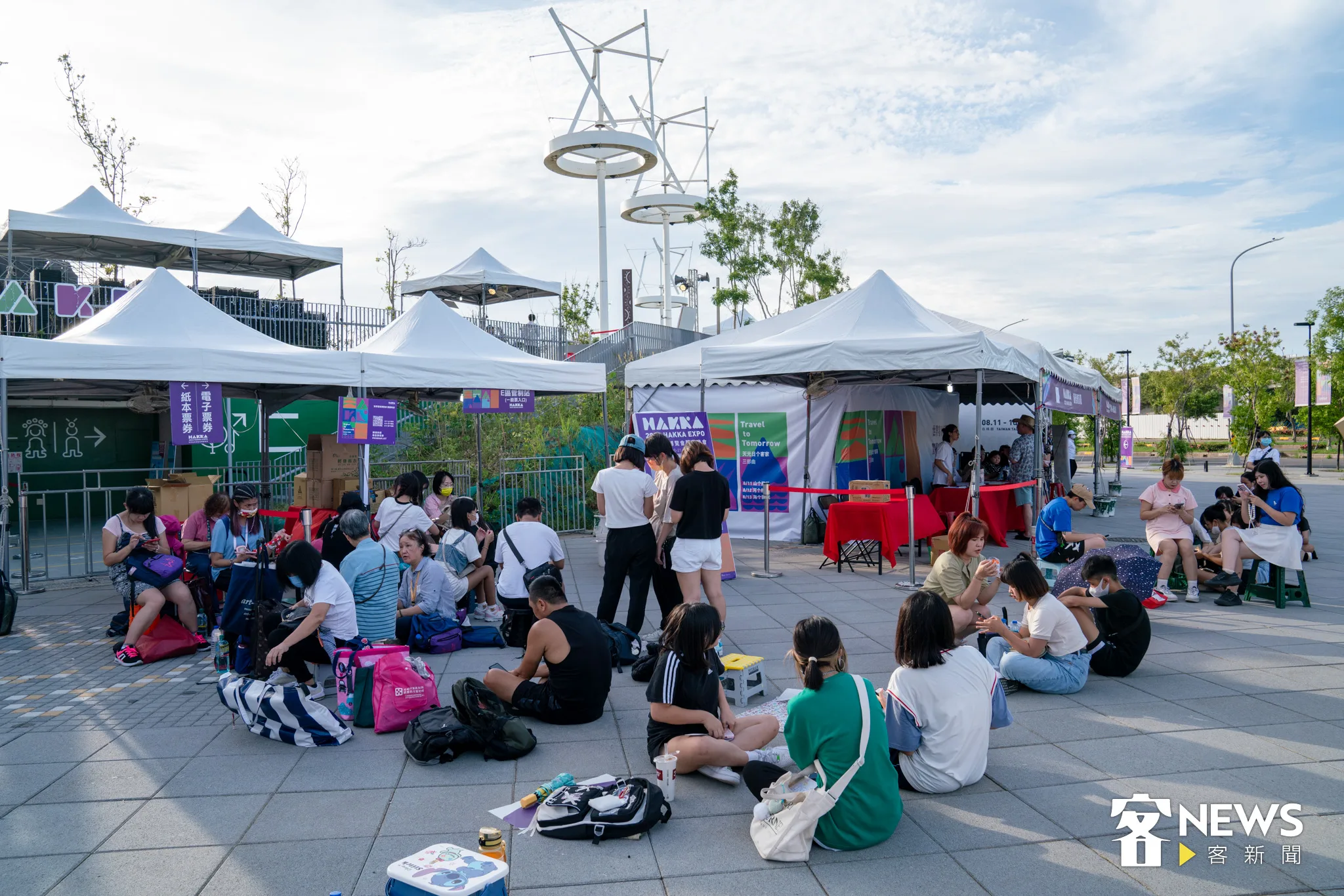 不少許富凱、AcQUA源少年的粉絲,一早就來到陽光劇場,希望可以在前排卡位,欣賞喜歡的歌手演出。范修語攝