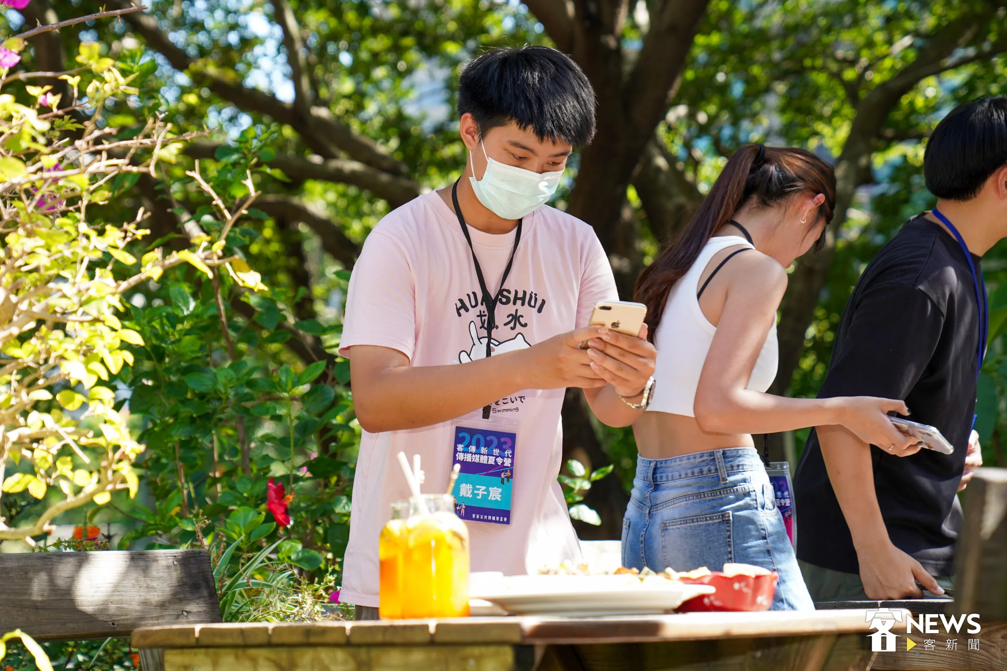 創意客家YTer培訓營，到餐廳實拍美食短影音。范修語攝