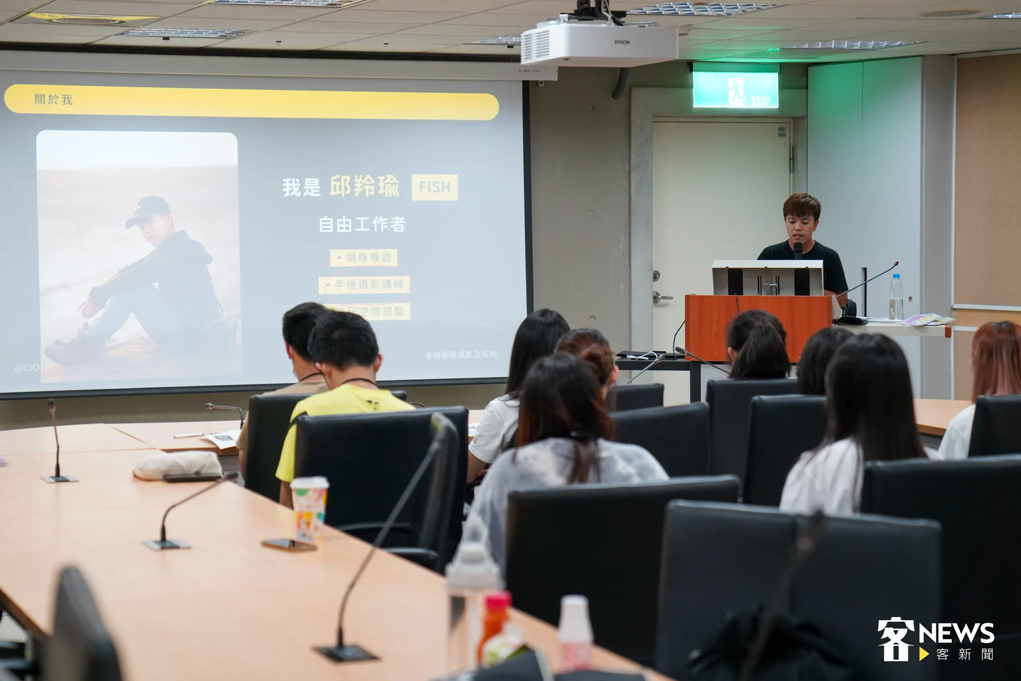 由Fish老師教導學員手機攝影。范修語攝