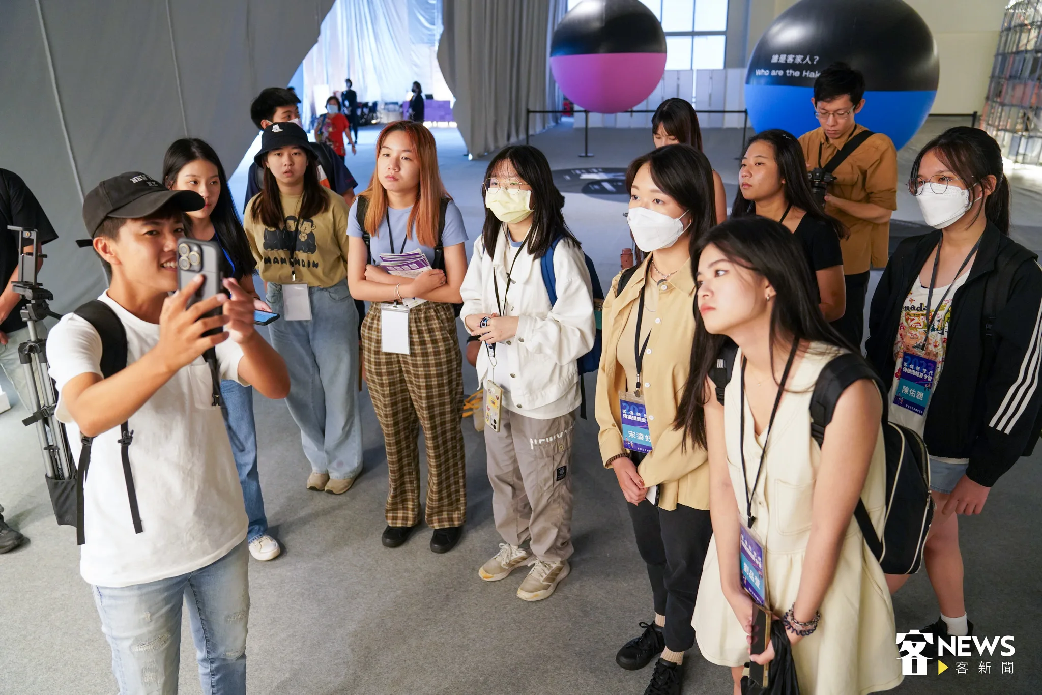 學員們前往世界客家博覽會練習拍攝。范修語攝