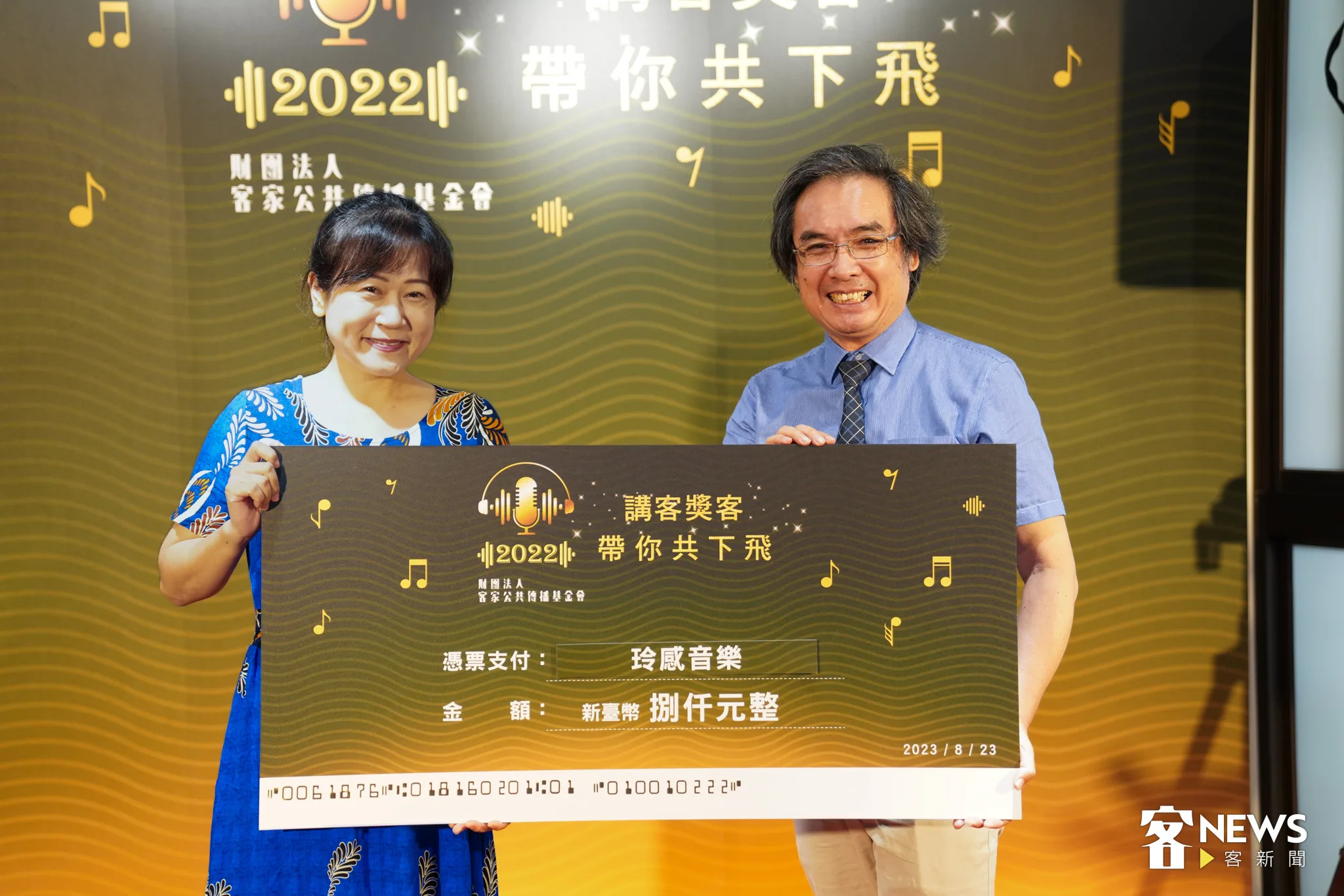 今天奪下生活風格類與流行音樂類兩大獎的主持人宋菁玲(左)說,「被人看到、被人肯定是一件感動的事」。范修語攝