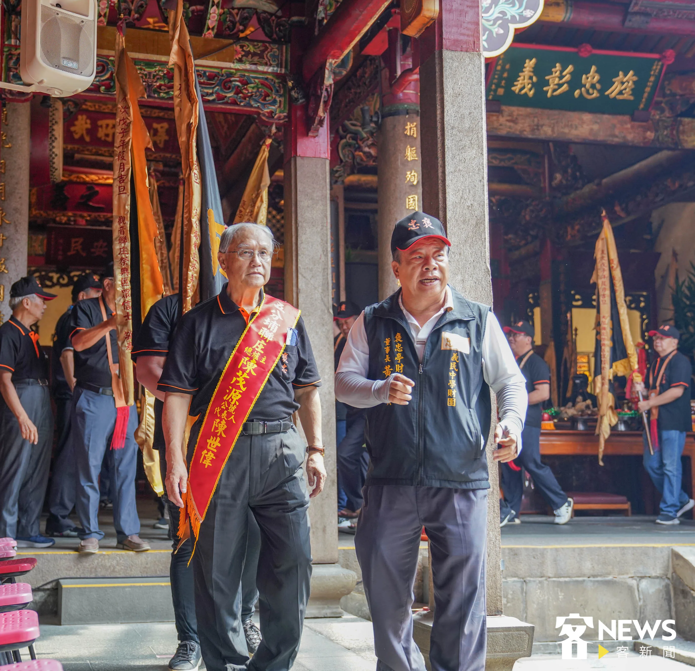 五分埔聯庄總爐主陳世偉率領黑令旗隊，為今年義民祭展開序幕。洪俊傑攝