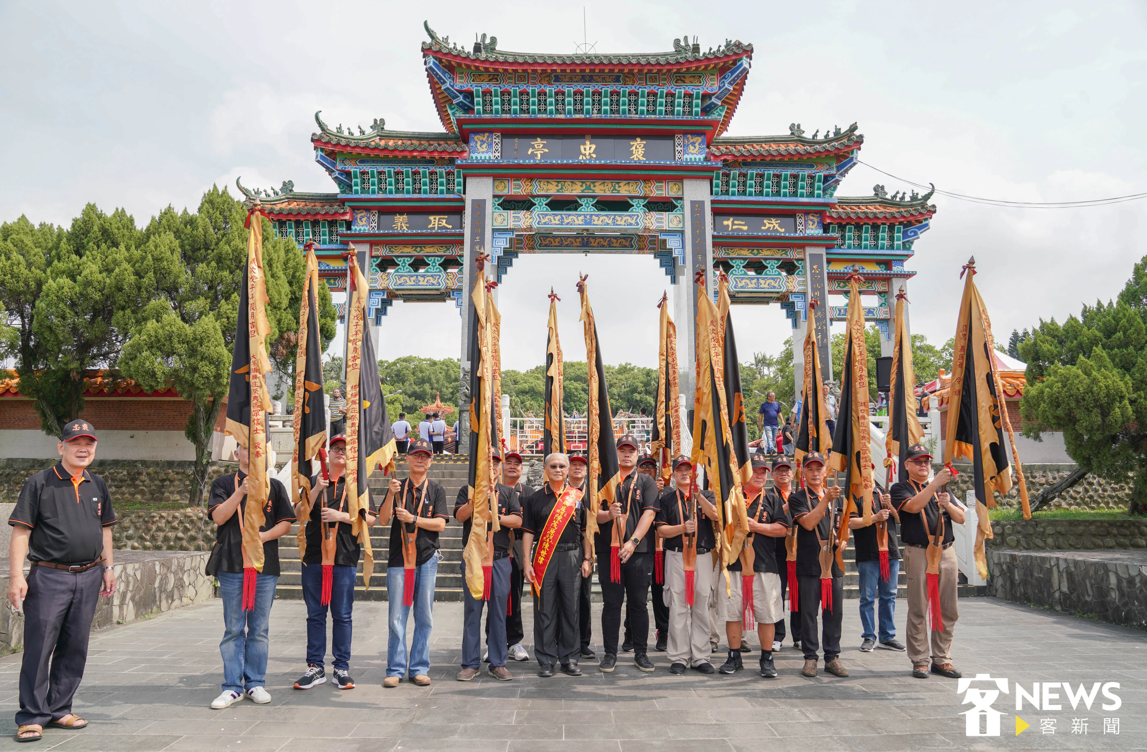 五分埔聯庄總爐主陳世偉率領黑令旗隊，為今年義民祭展開序幕。洪俊傑攝