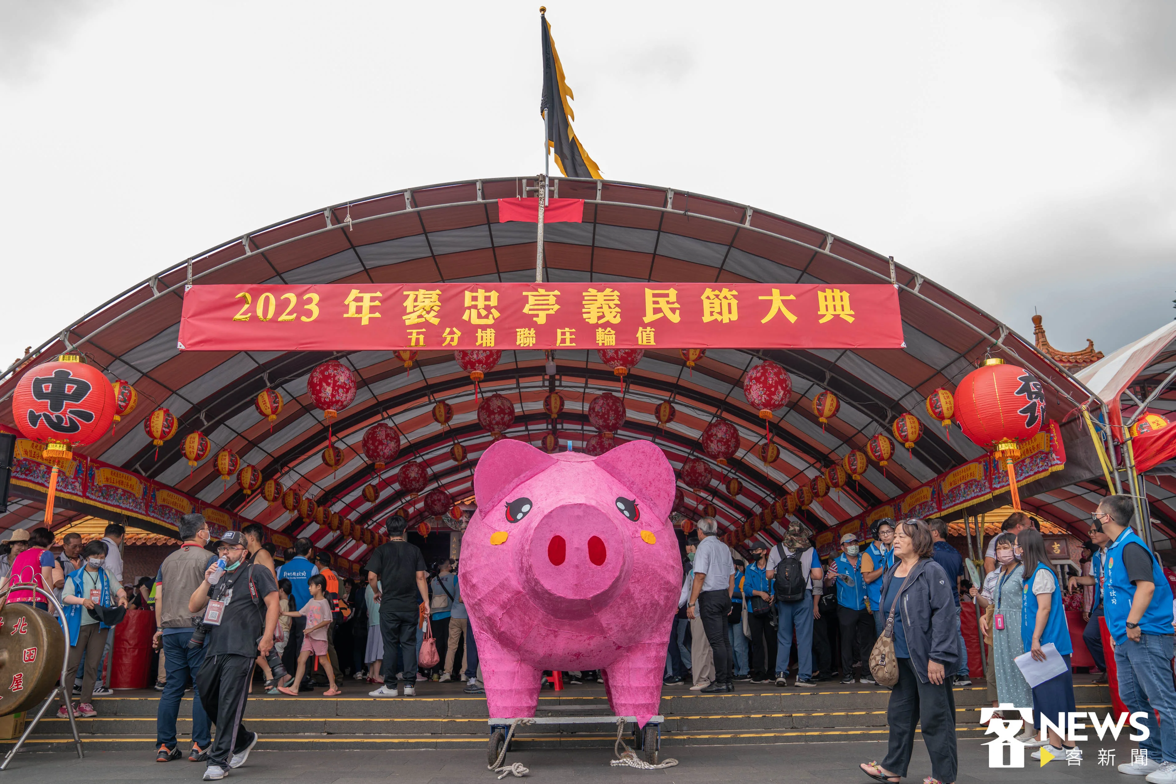 義民祭的粉紅小神豬，造型十分可愛，吸引不少民眾拍照合影。洪俊傑攝