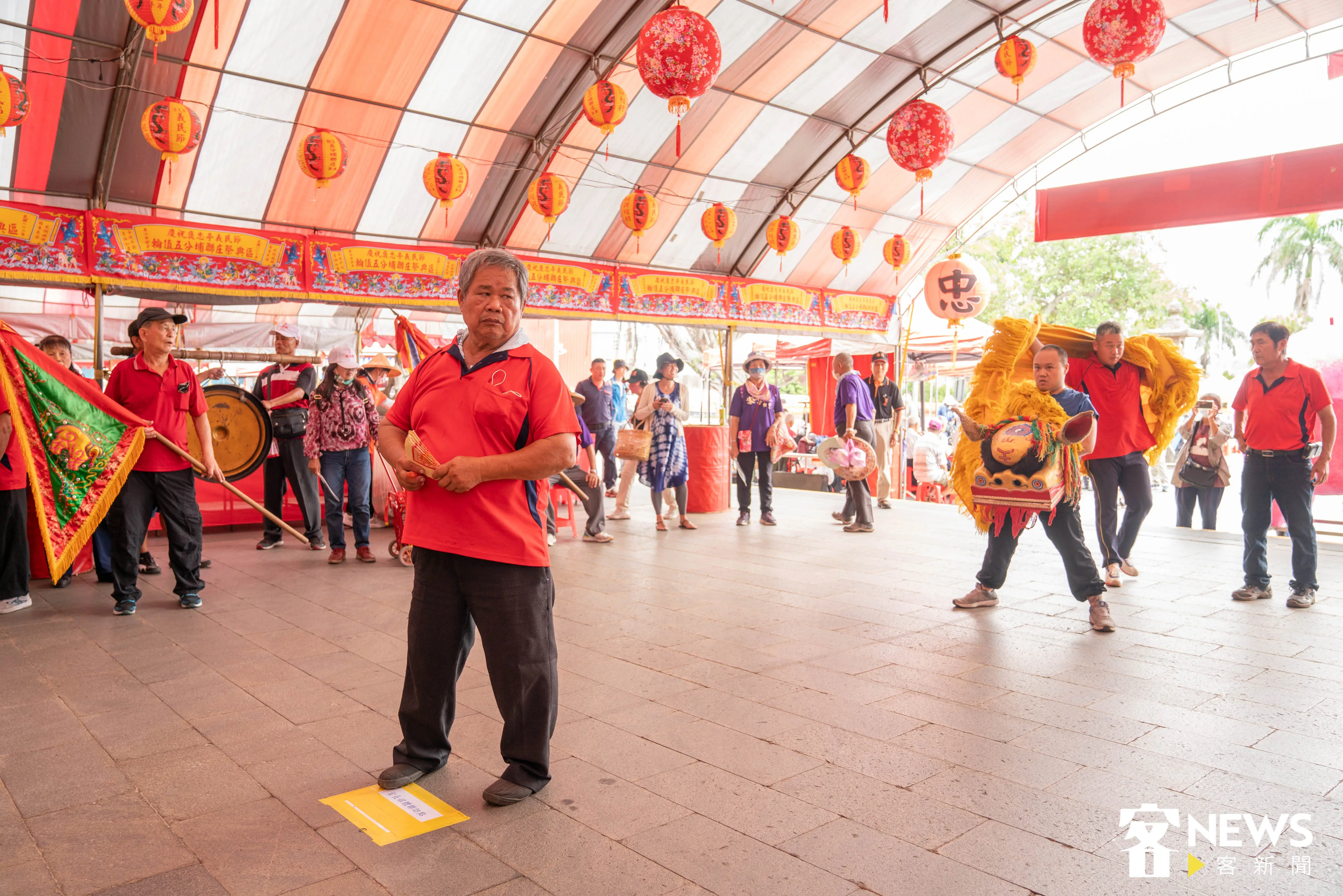 嘉義客家獅鼓團在祭典結束後，也在廣場上演一段精彩的舞獅陣。洪俊傑攝