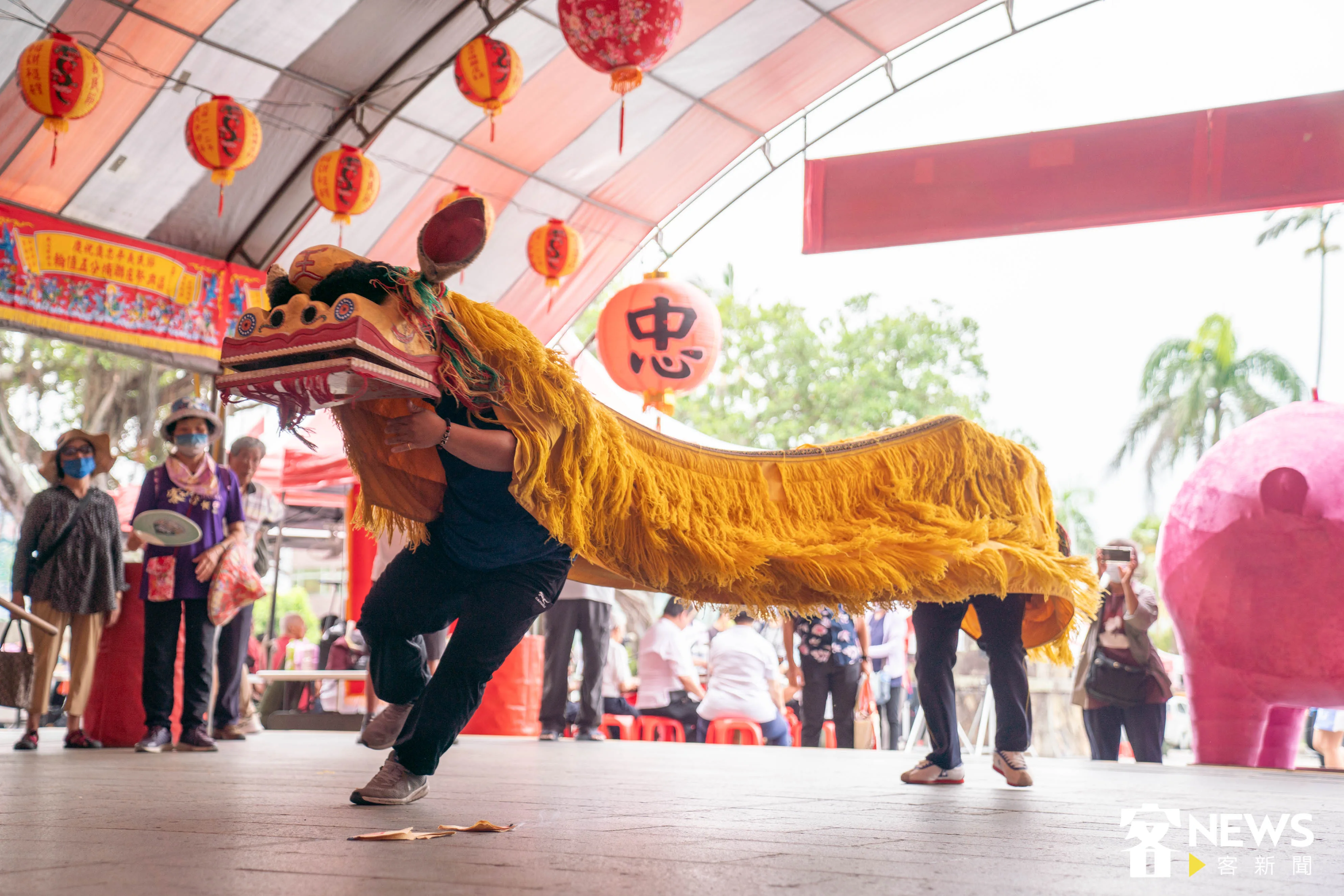 嘉義客家獅鼓團在祭典結束後，也在廣場上演一段精彩的舞獅陣。洪俊傑攝