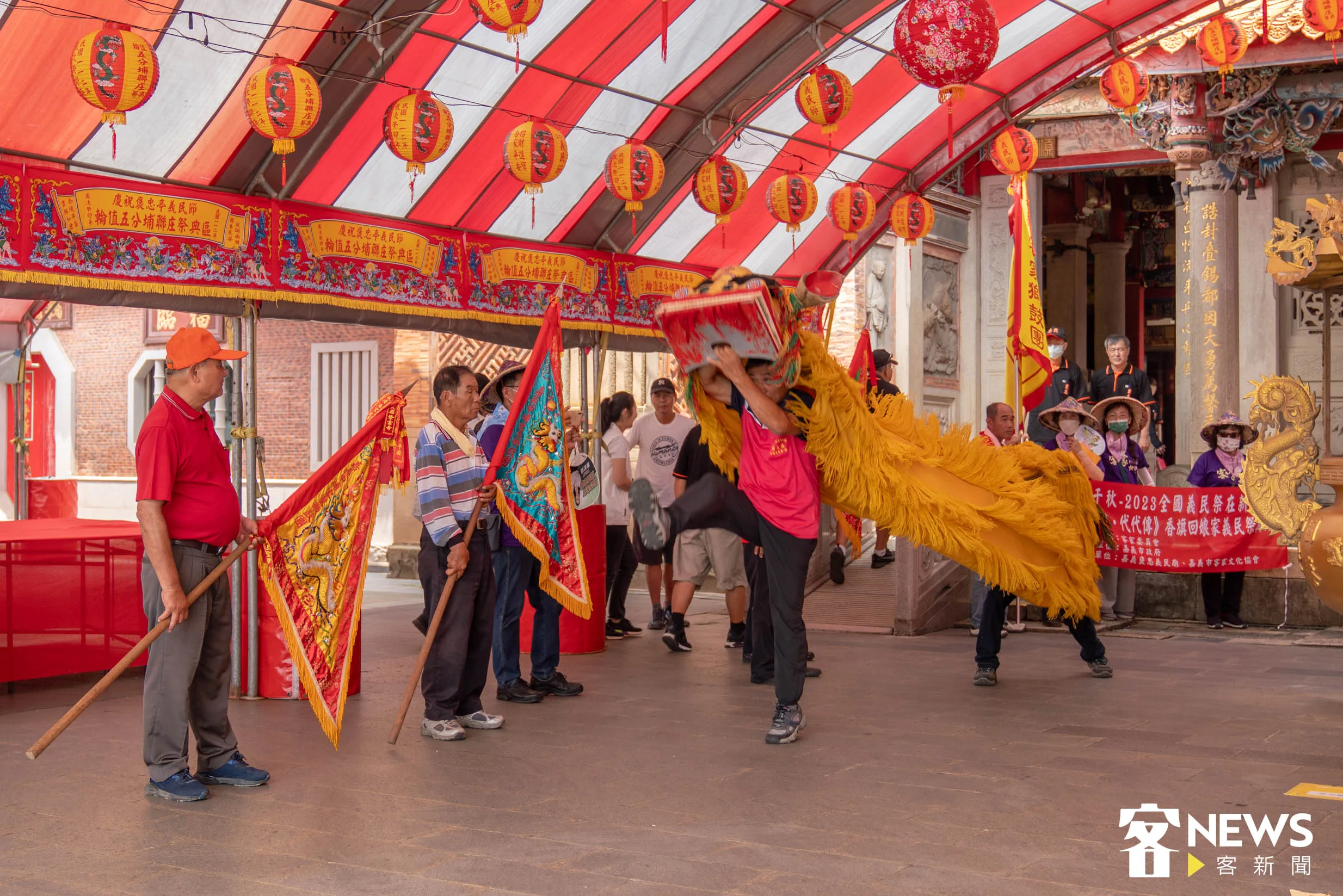 嘉義客家獅鼓團在祭典結束後，也在廣場上演一段精彩的舞獅陣。洪俊傑攝