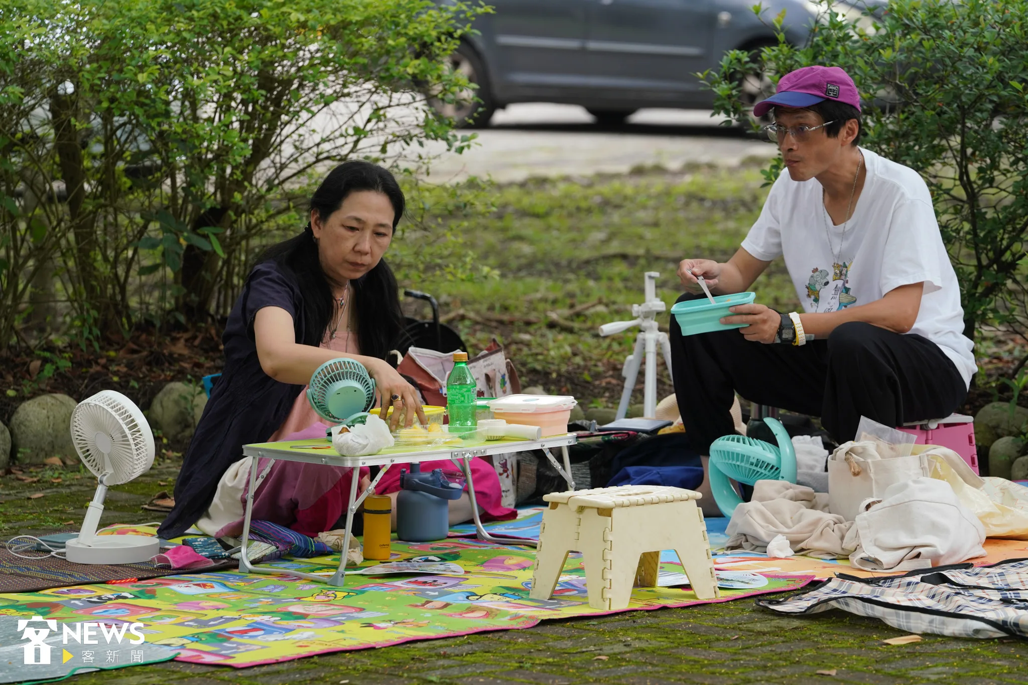 民眾除了自備環保餐具外,還帶摺疊桌與野餐墊,享受藝術季的客家風情。范修語攝