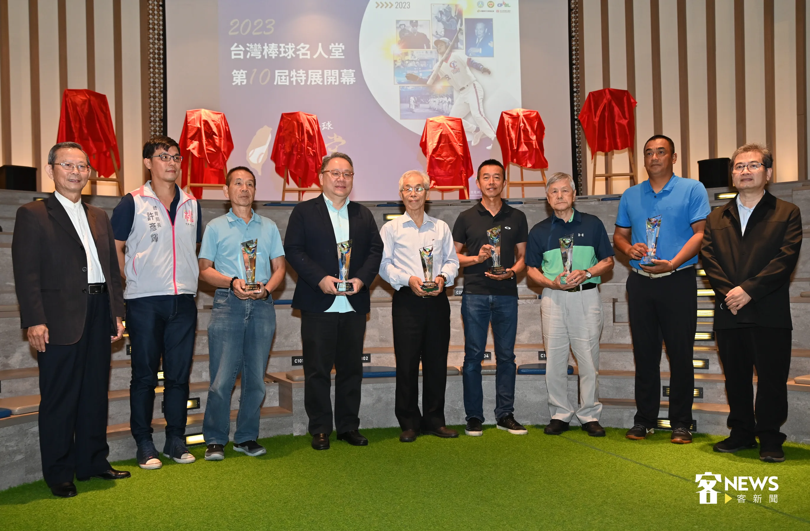 第10屆台灣棒球名人堂，6位入選名人及其代表接受表揚。洪俊傑攝