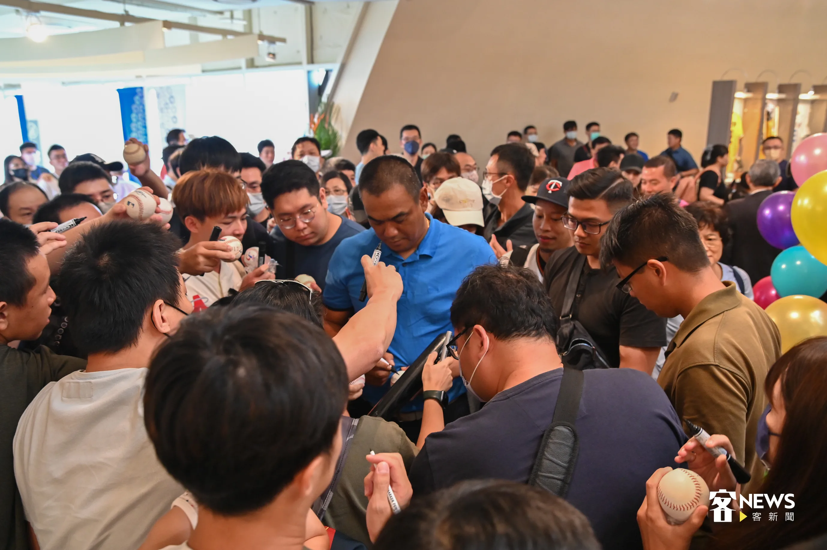 陳金鋒雖已卸下球員身份，但對於棒球的付出與貢獻功不可沒，吸引大批球迷蜂擁而上索取簽名。洪俊傑攝
