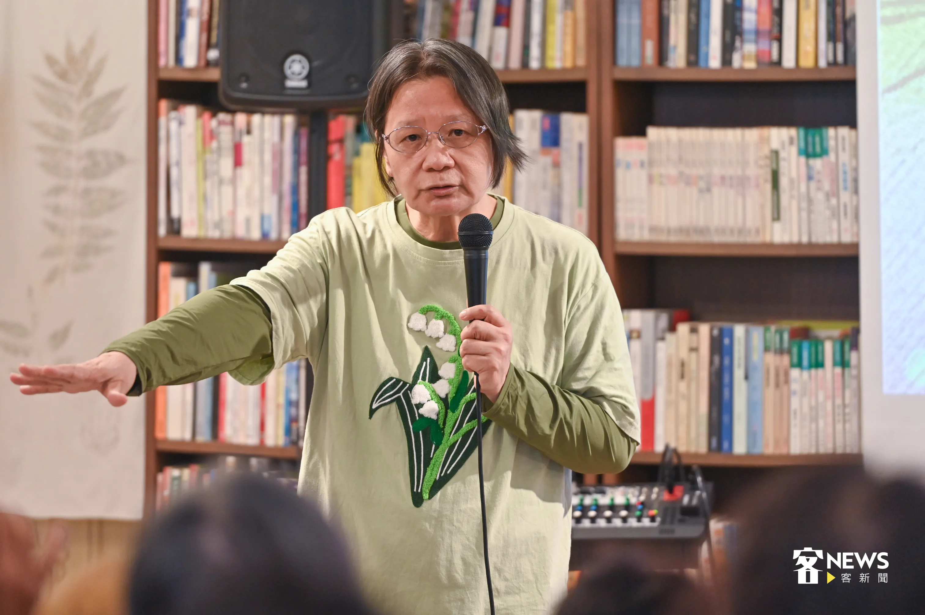 王春秋舉辦《長照春秋：一個鄉村照服員的深情記事》新書發表會，敘述照服員的工作點滴。洪俊傑攝