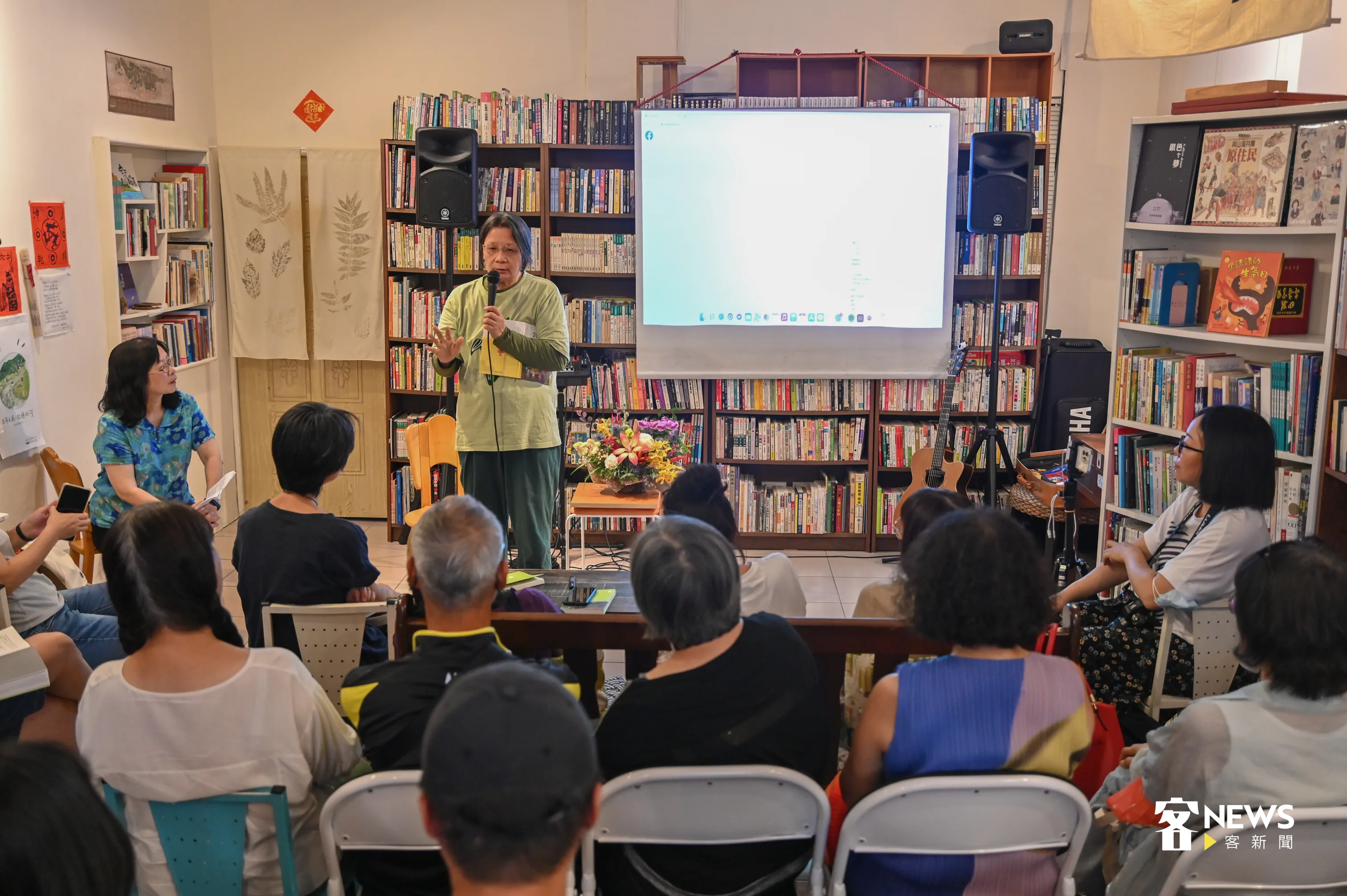 王春秋新書發表會現場來了超過50多名讀者。洪俊傑攝