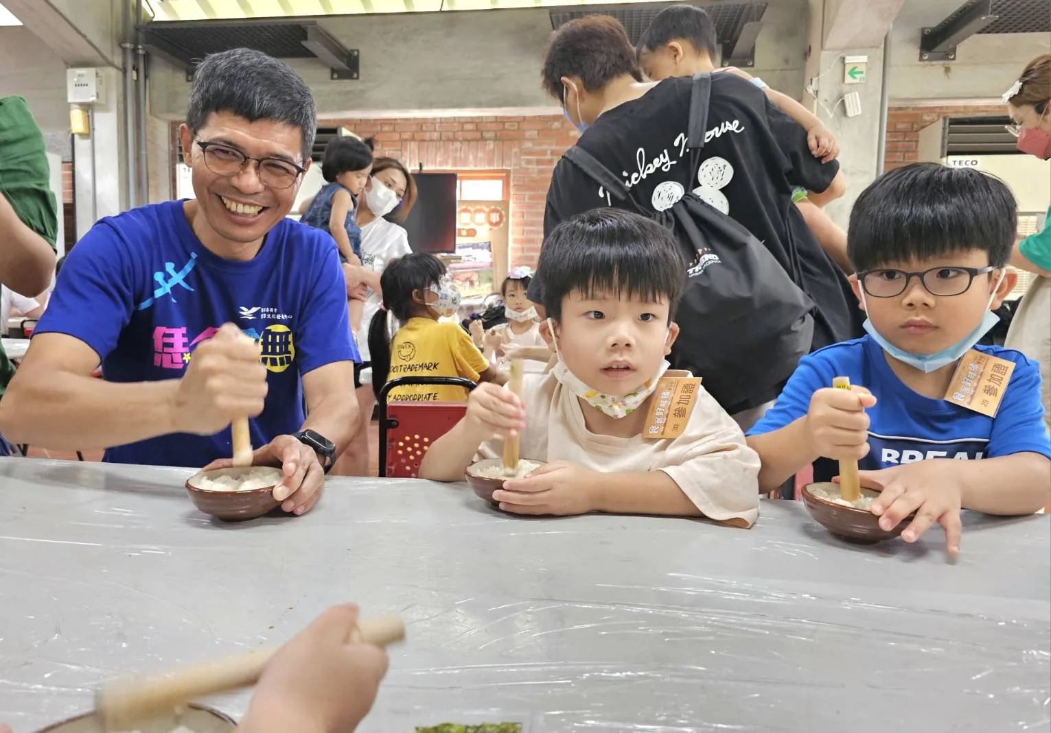 六堆食客好味緒夏令營教導親子搗粢粑。客發中心提供