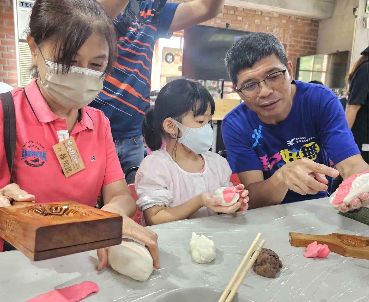 六堆食客好味緒夏令營,帶大小朋友一起學習製作客家新丁粄,從揉麵、壓模到麵團出現圖樣。客發中心提供