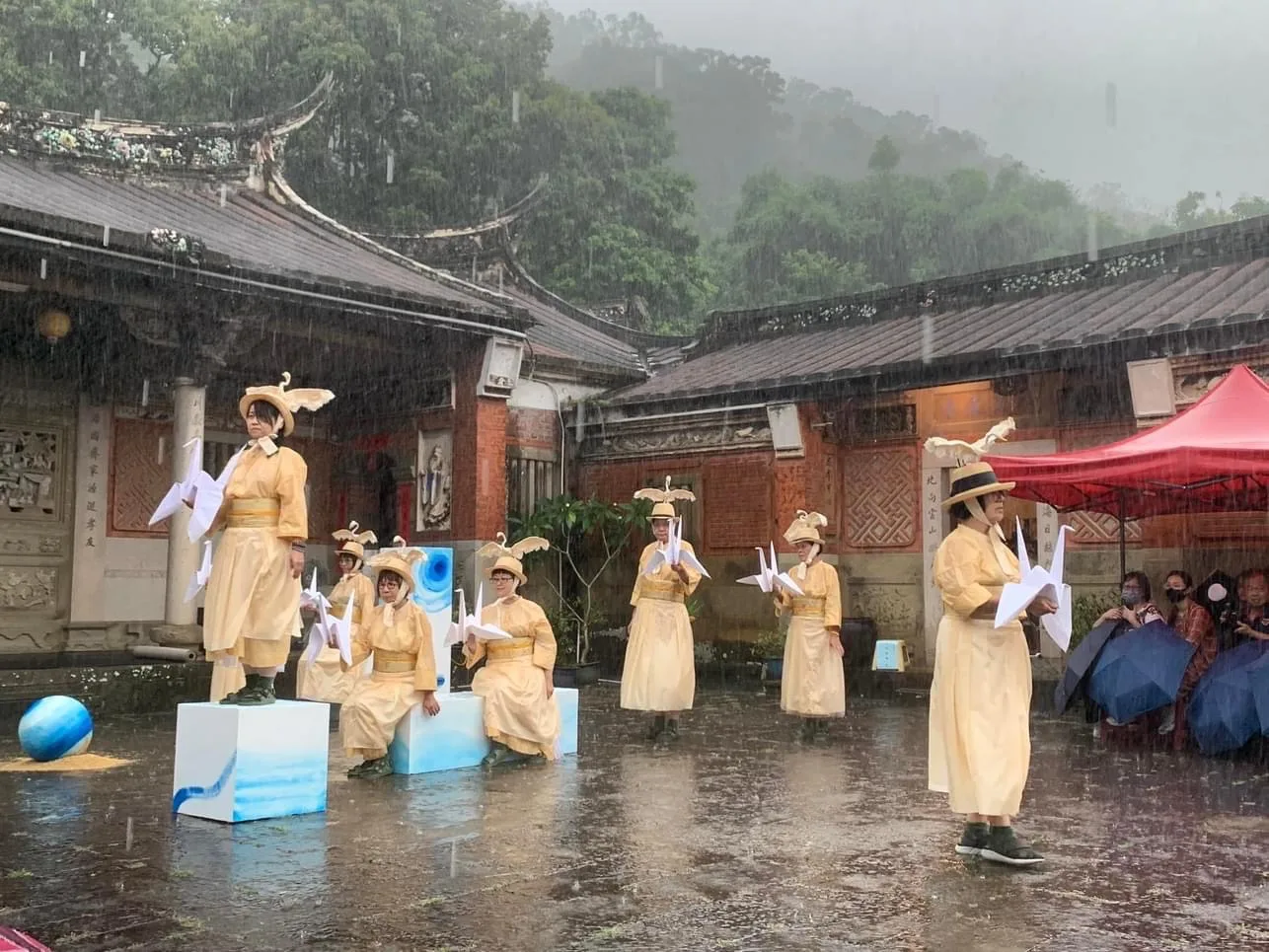 下雨仍阻擋不了劇團演出，煙雨迷濛搭配樹木蔥鬱的畫面格外有氣氛。彭雅玲提供