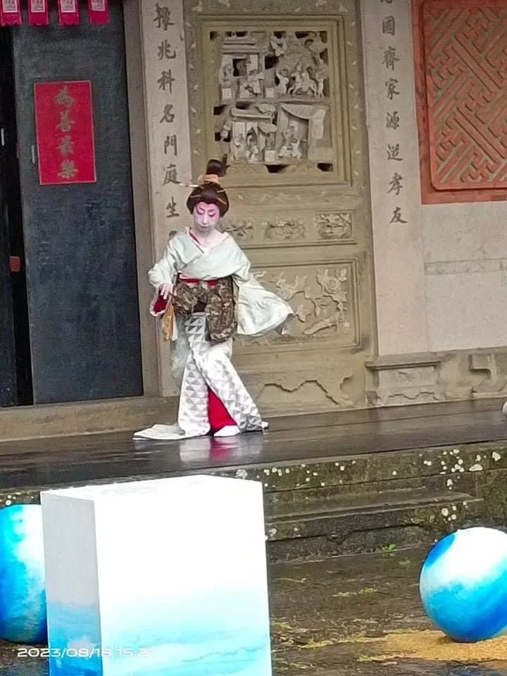 吉村桂充化身江戶時代日本美的精髓之花，以優雅、柔和的身段，演譯客家詩作。彭雅玲提供