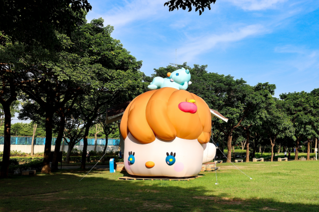 2023桃園地景藝術節作品，「擁抱燦爛的你-Mr. Cloudy｜The Best of You – Mr. Cloudy」/創作者林彥良X龍潭高中。