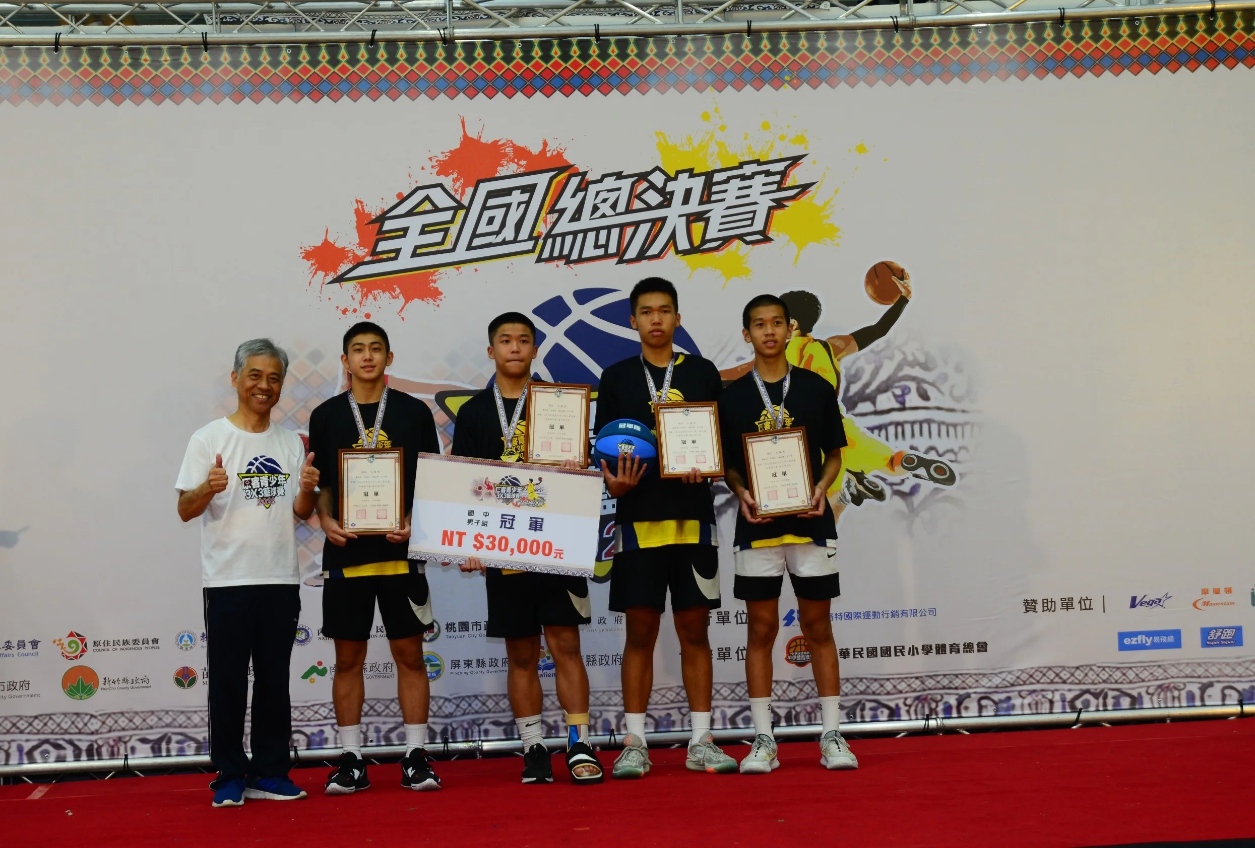 客委會副主委范佐銘（左）頒發獎狀及獎金予國中男子組全國總冠軍隊伍「大羅馬」。客委會提供