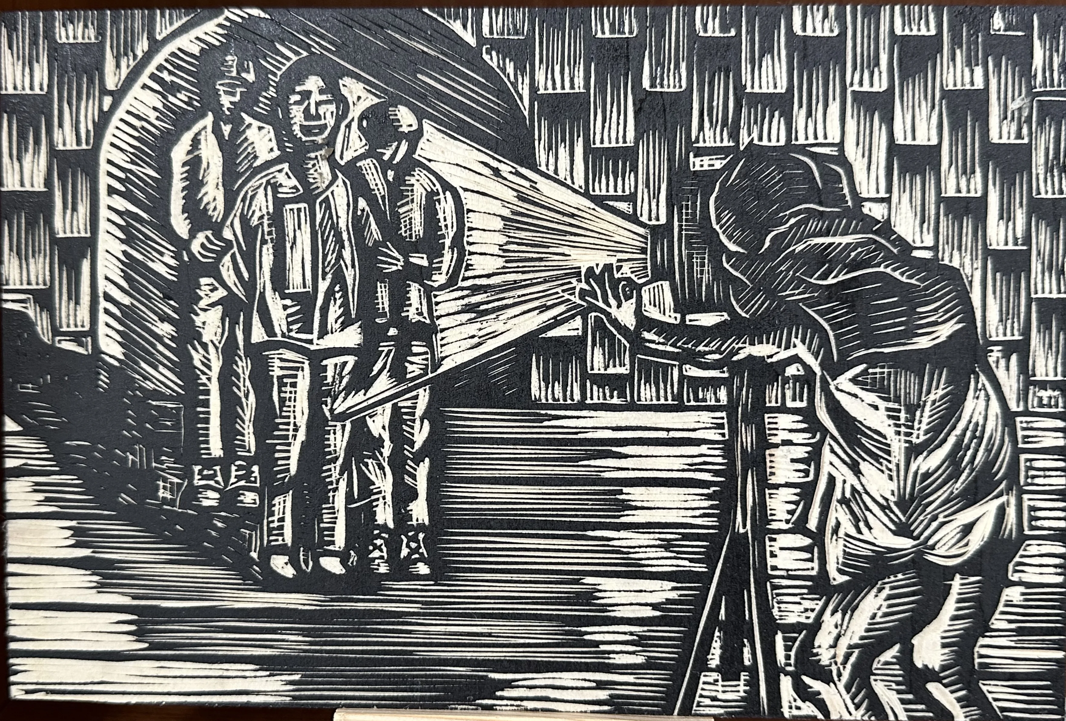 創作展中有一幅〈校長的最後微笑〉,說明敘述中有「這抹微笑爾後貼在給總統的公文上,至今仍保存在泛黃的檔案櫃。」蕭秀琴攝