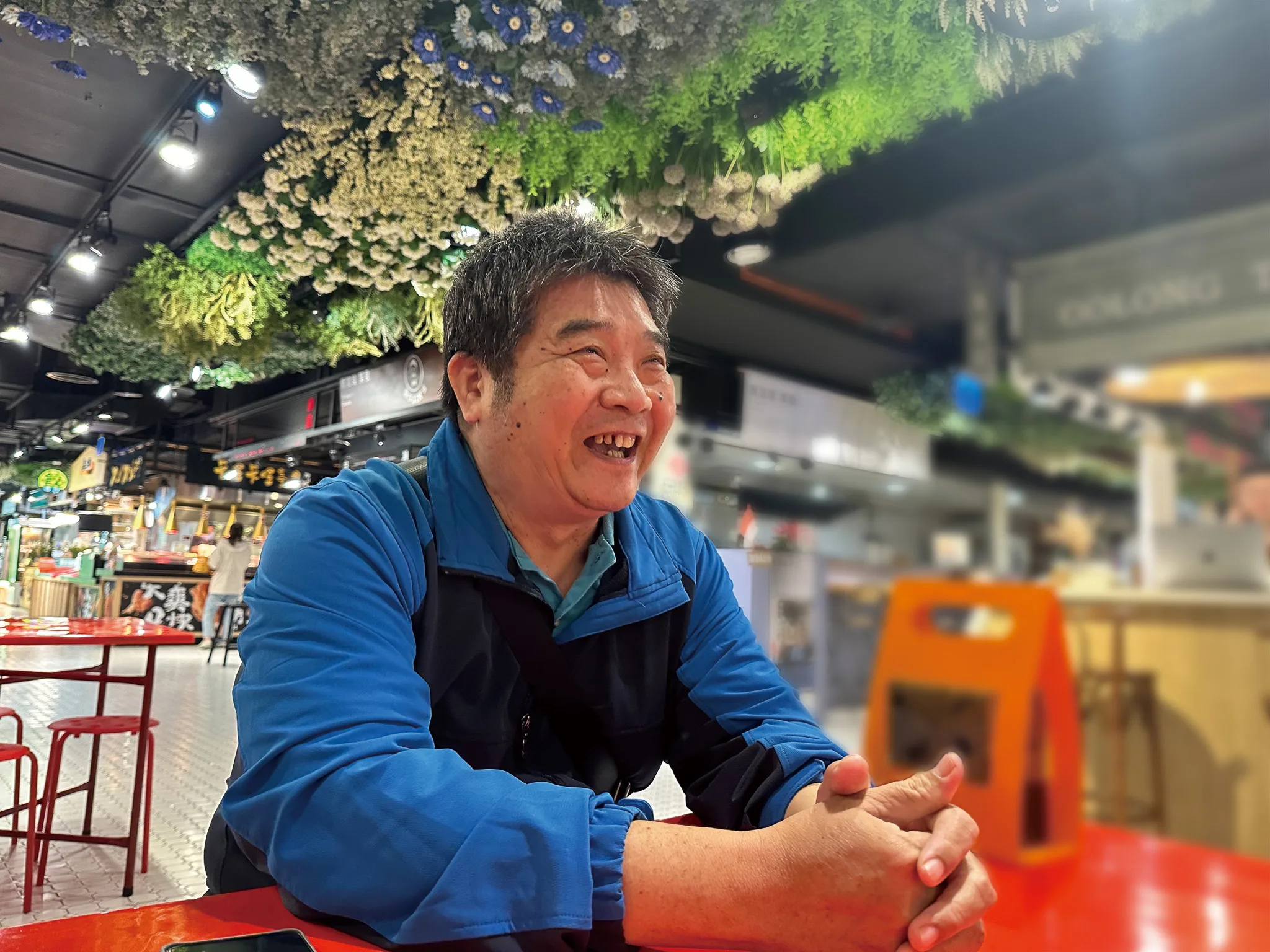 傅文忠。臺中客家人，土博士養生菜園負責人，本身從事食品行業、研發食品加工機器，二十多年前，從關心親友的飲食健康為起始，開始推廣生機餐飲。又因為懷念兒時年節美好記憶，一心希望傳承與延續客家文 化，而創立土博士，融合生機飲食概念，以「土」為本， 製作不污染、對土地好的食物。聽看臺中客提供