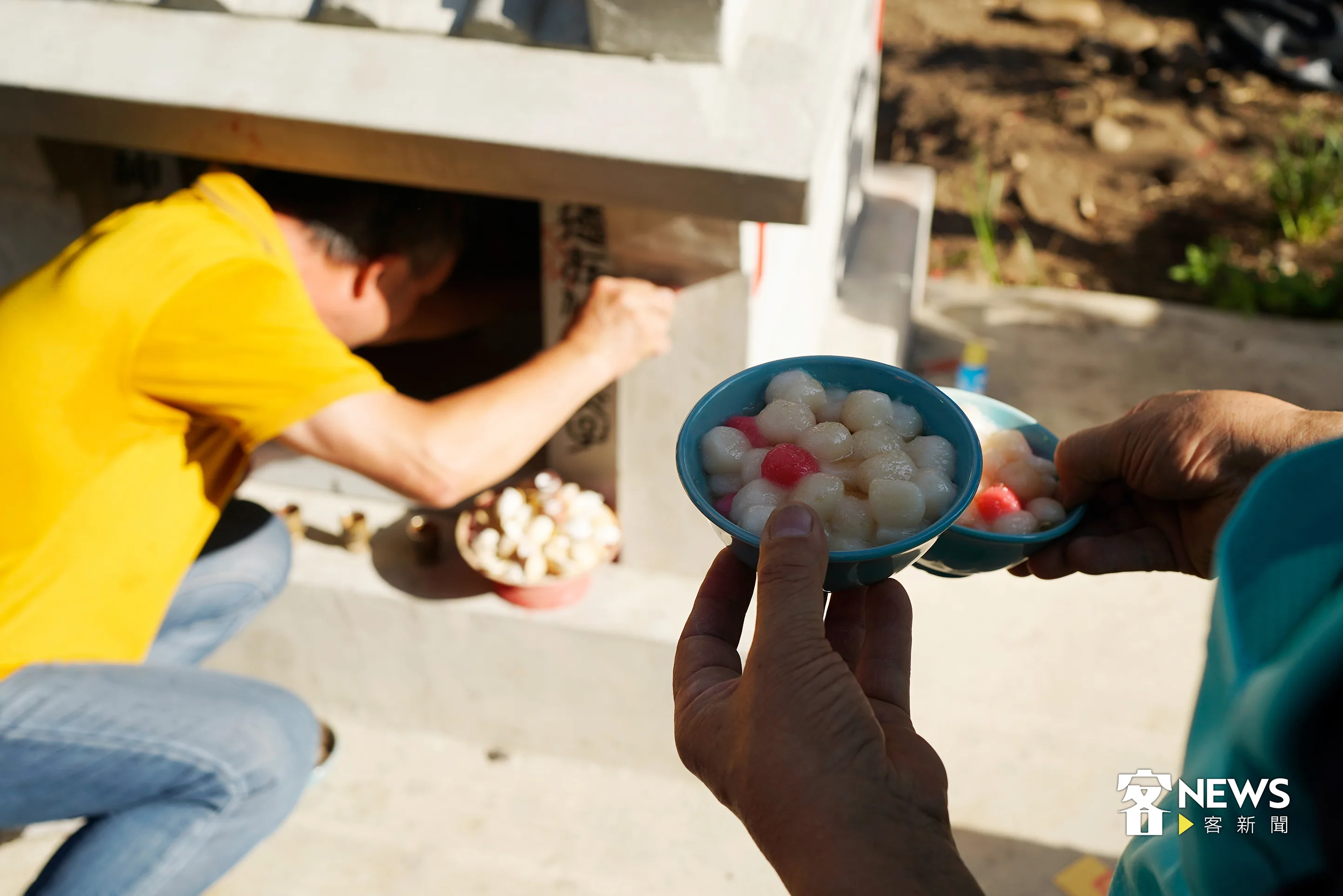 祭拜怎麼能錯過客家人一定要的「打粄圓（daˊ banˊ rhan）」，象徵一切圓滿end。張凱清攝