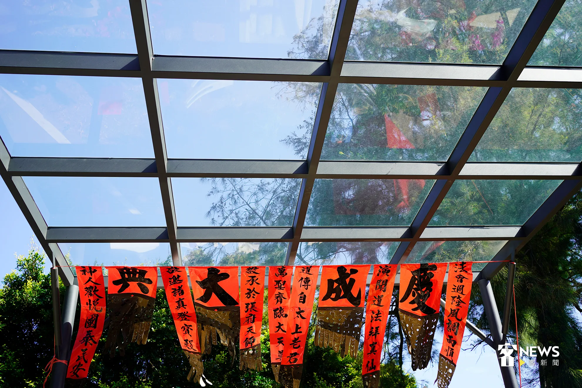 新廟多了遮雨棚，讓來祭拜貝殼伯公的香客不會淋雨。張凱清攝