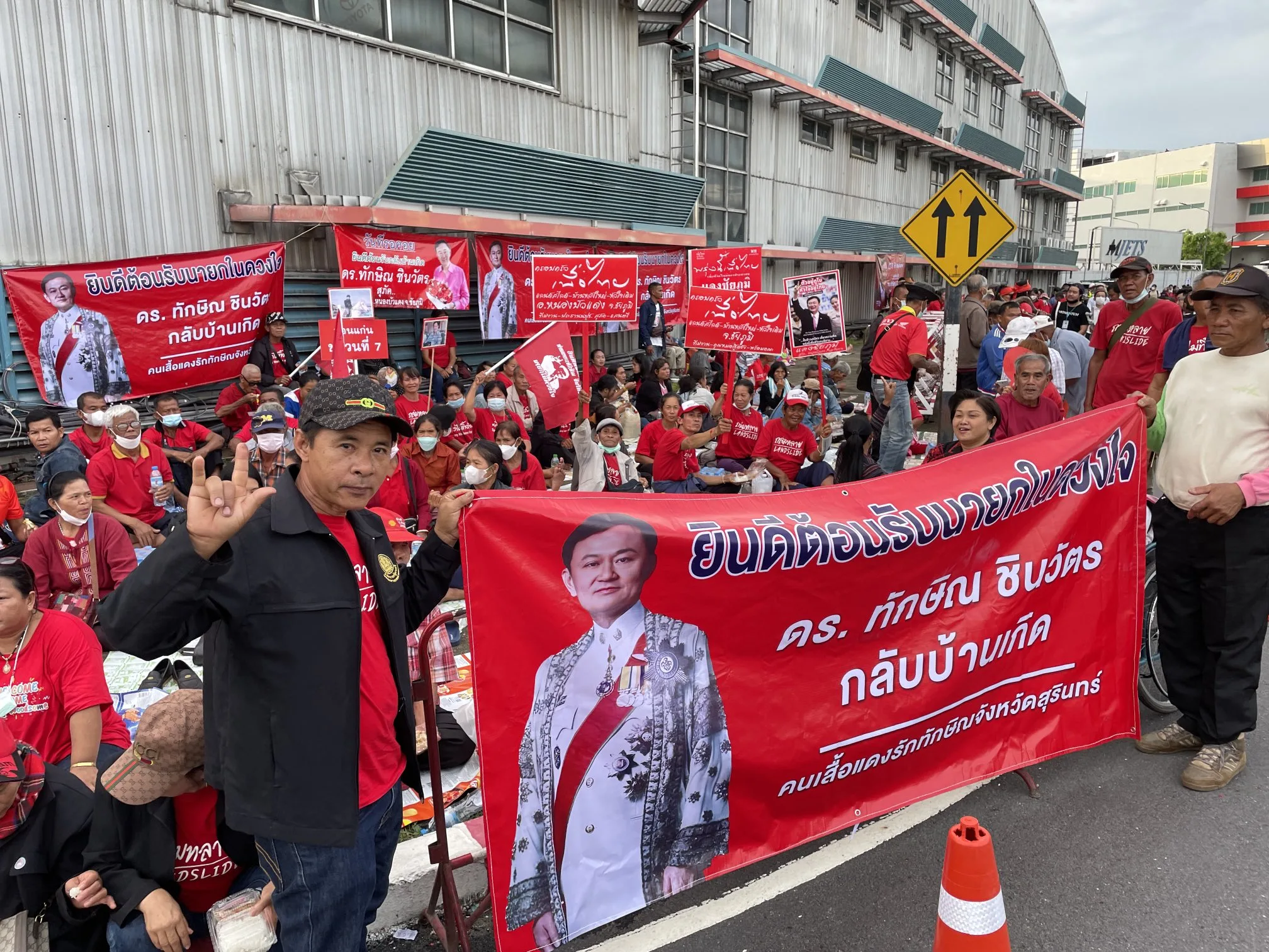 機場外有大批紅衫民眾迎接塔克辛返國。翻攝自Jonathan Head《推特》