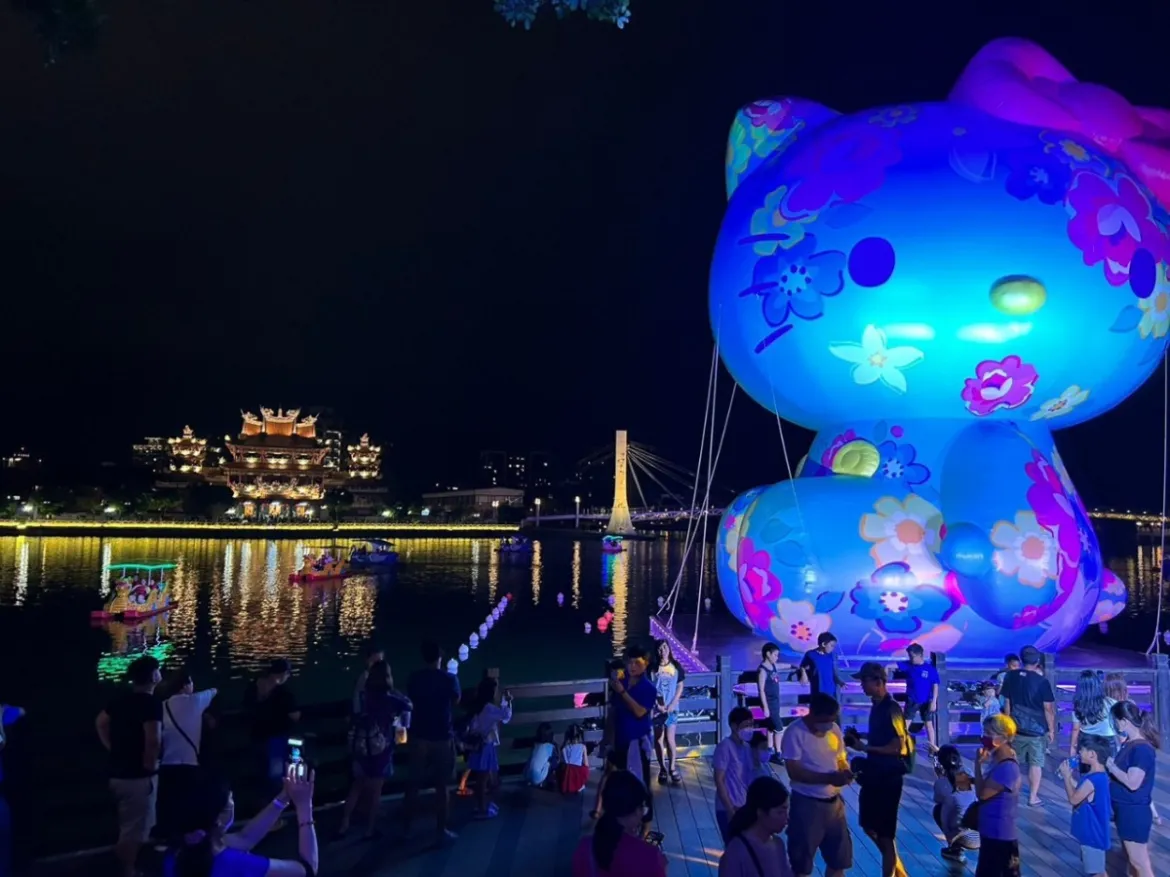 《Hello Kitty來作客》大型藝術作品破損消氣,晚間燈光秀也一併暫停。桃園市文化局提供