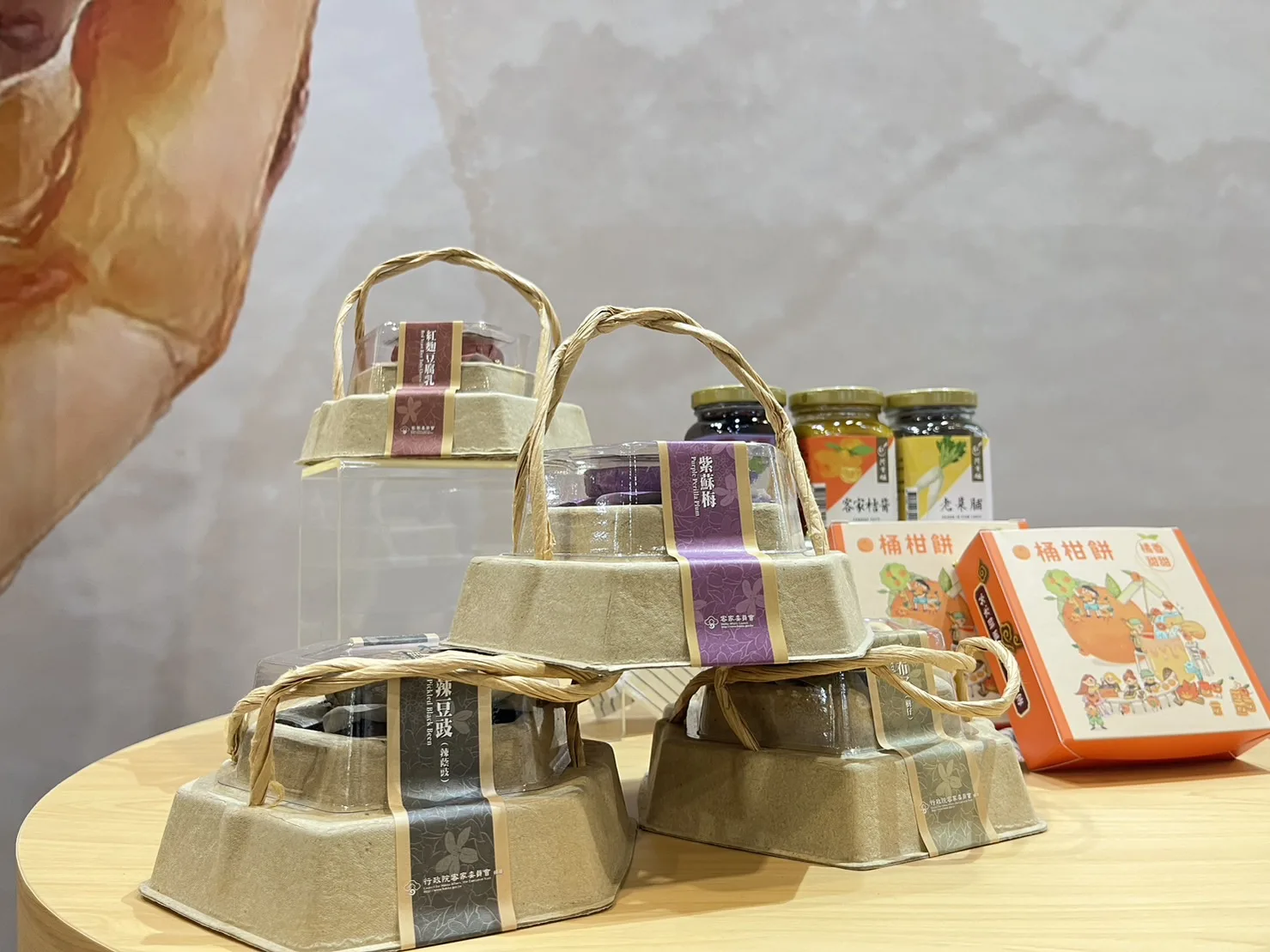 來趟客家主題館就能將經典客家等路一次買到手，而且還有優惠好康可以拿。蘇佑昇攝