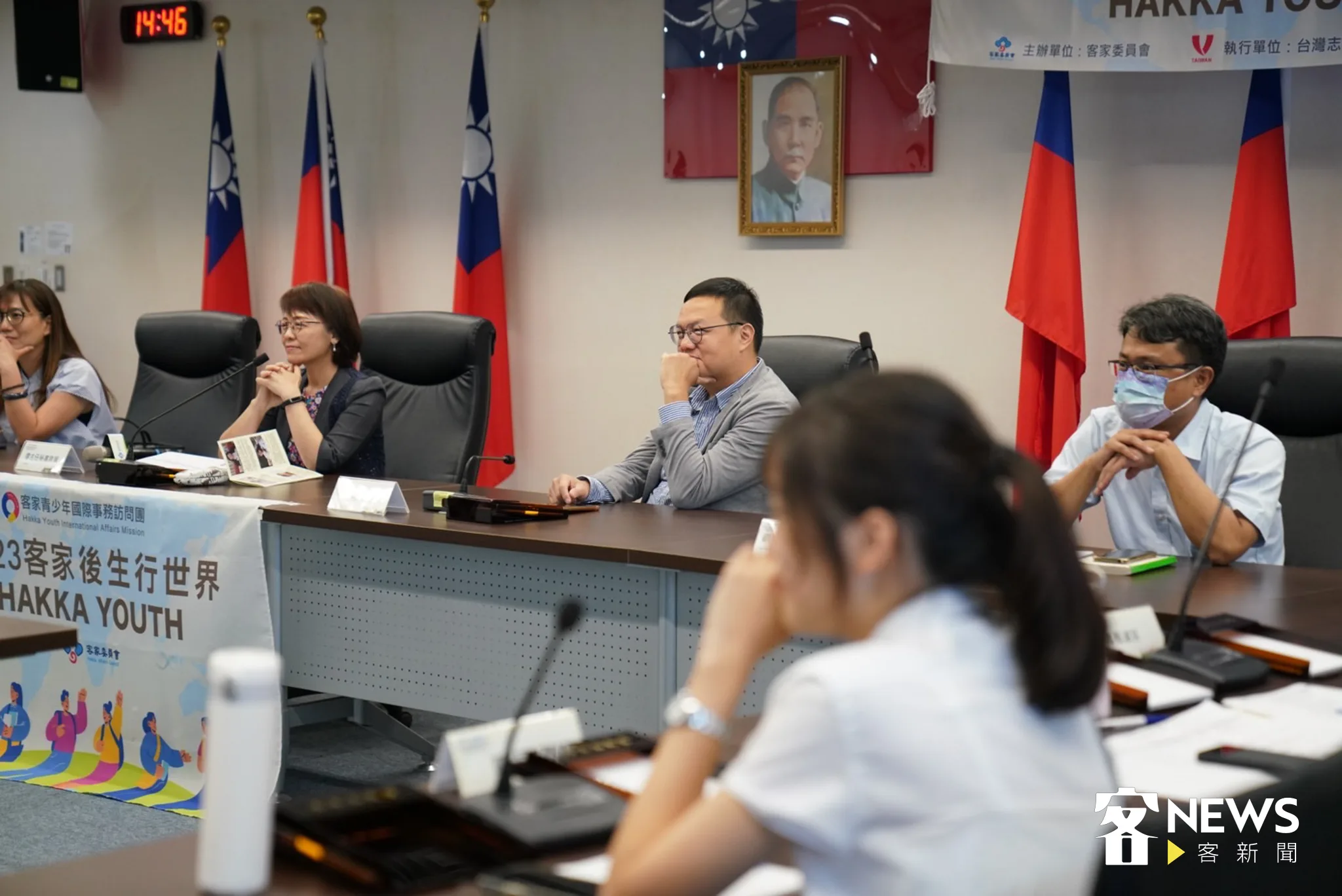 美國國際共和研究所台灣辦事處主任賴昱伸（右二）也是這次客家青訪團的評審之一，與大家一起聆聽學員們15天星馬客家事務訪問及交流的心得簡報。蘇佑昇攝