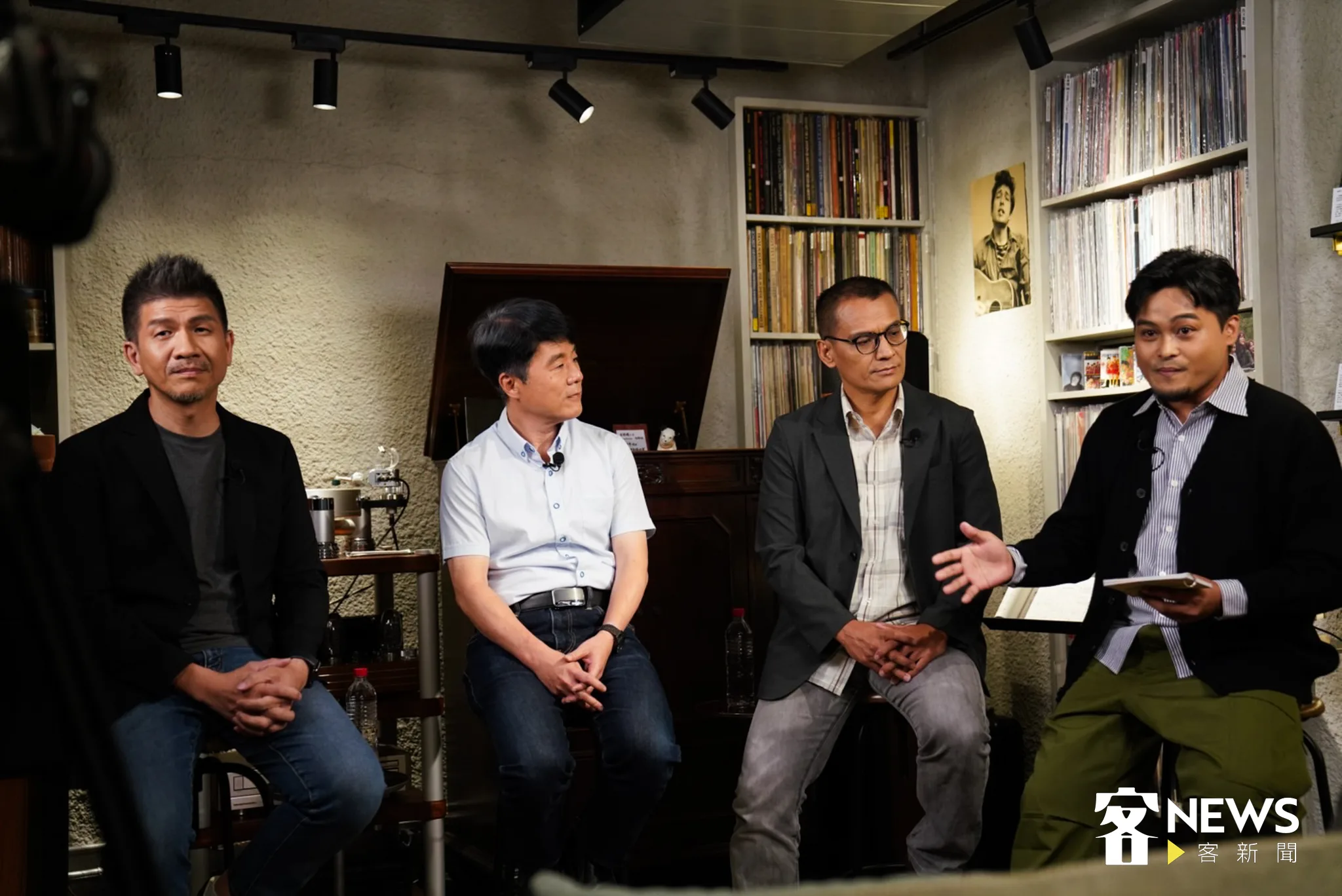 左起客家公共傳播基金會總經理莊勝鴻、《報導者》執行長何榮幸、原文會執行長何明輝 Alang‧Galavangang，接受《原事播客》主持人kuljelje patiya訪問。蘇佑昇攝