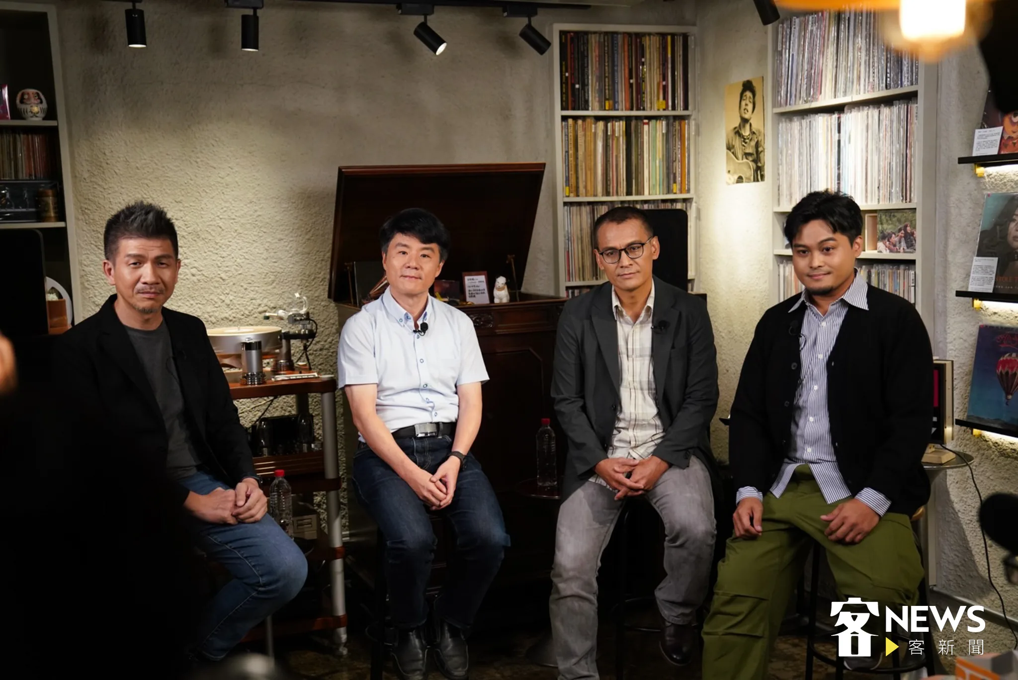 左起《客家公共傳播基金會》總經理莊勝鴻、《報導者》執行長何榮幸、《原文會》執行長何明輝 Alang‧Galavangang，接受《原事播客》主持人kuljelje patiya訪問。蘇佑昇攝