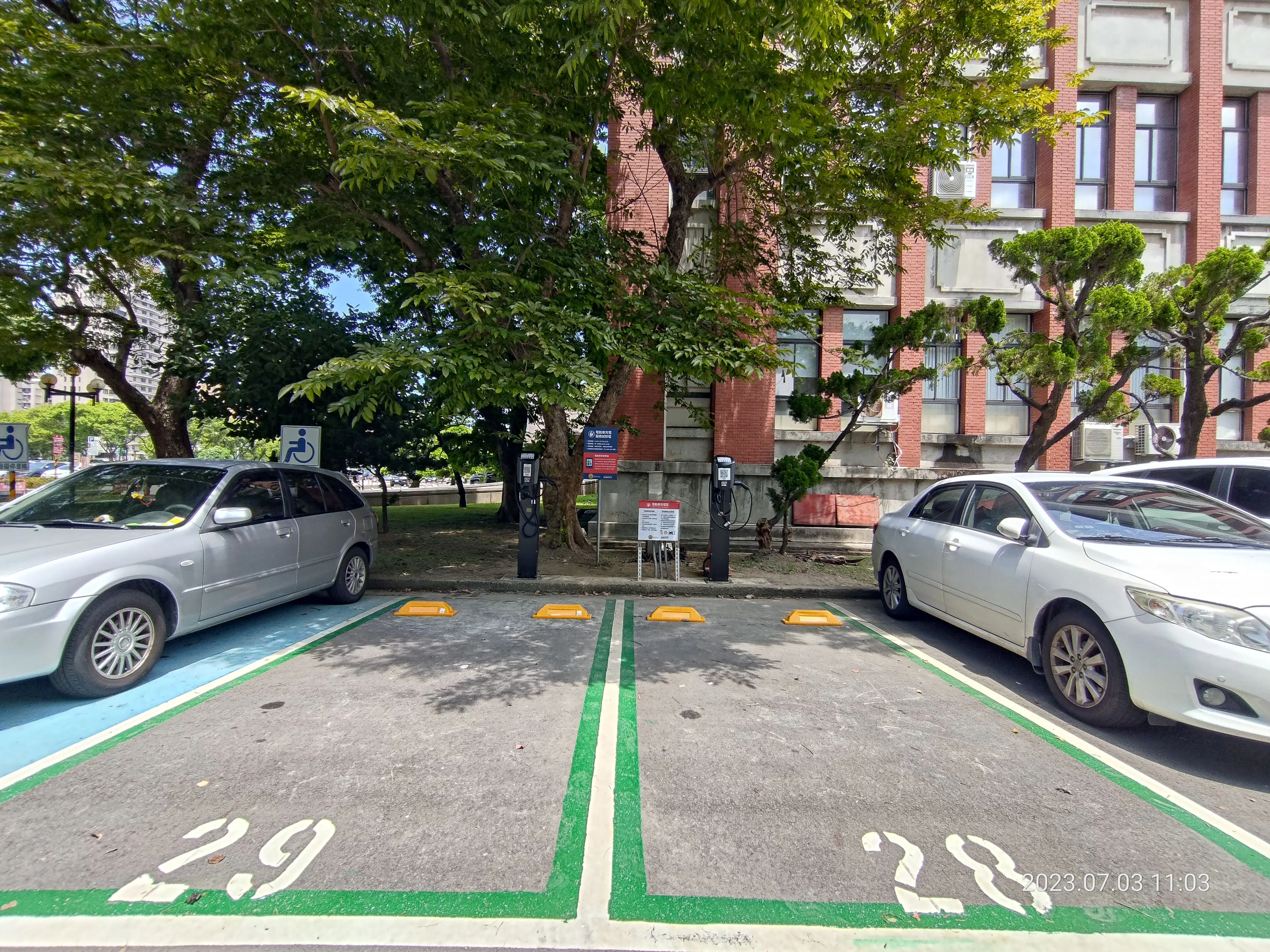 新竹縣政府側邊停車場則規畫「電動車充電服務試辦區」,設置2槍充電樁,讓使用電動車洽公的民眾免費充電。新竹縣政府提供