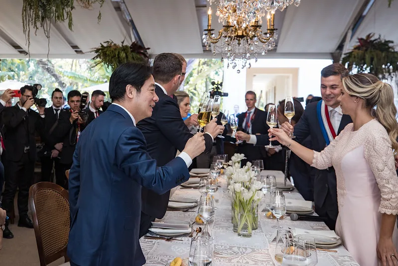 副總統賴清德（左）任蔡總統特使，親自祝賀巴拉圭新任總統貝尼亞（Santiago Peña Palacios）就職典禮並參加就職宴請。總統府提供