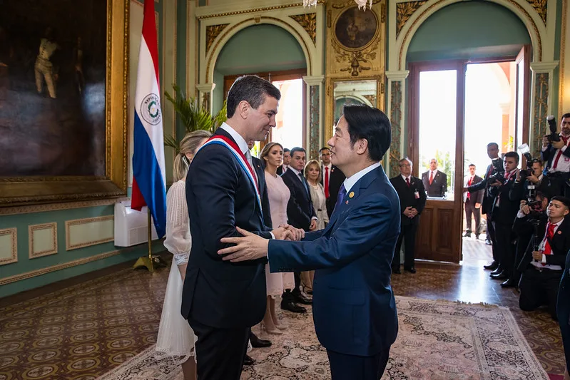 副總統賴清德（右）任蔡總統特使，親自祝賀巴拉圭新任總統貝尼亞（Santiago Peña Palacios）（左）就職。總統府提供