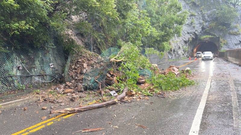 台中和平台8線便道落石坍道路中斷　山區27戶停電