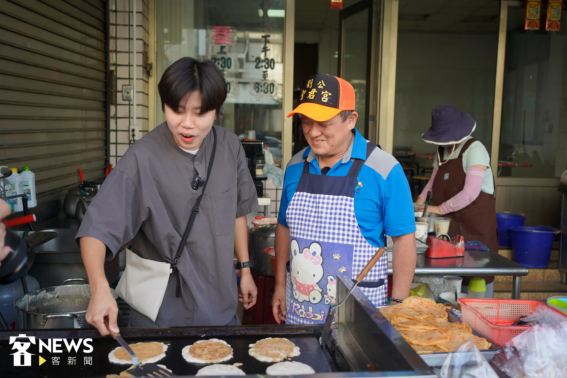 劉老闆也帶領《客新聞》在煎台前做木瓜粄。張凱清攝