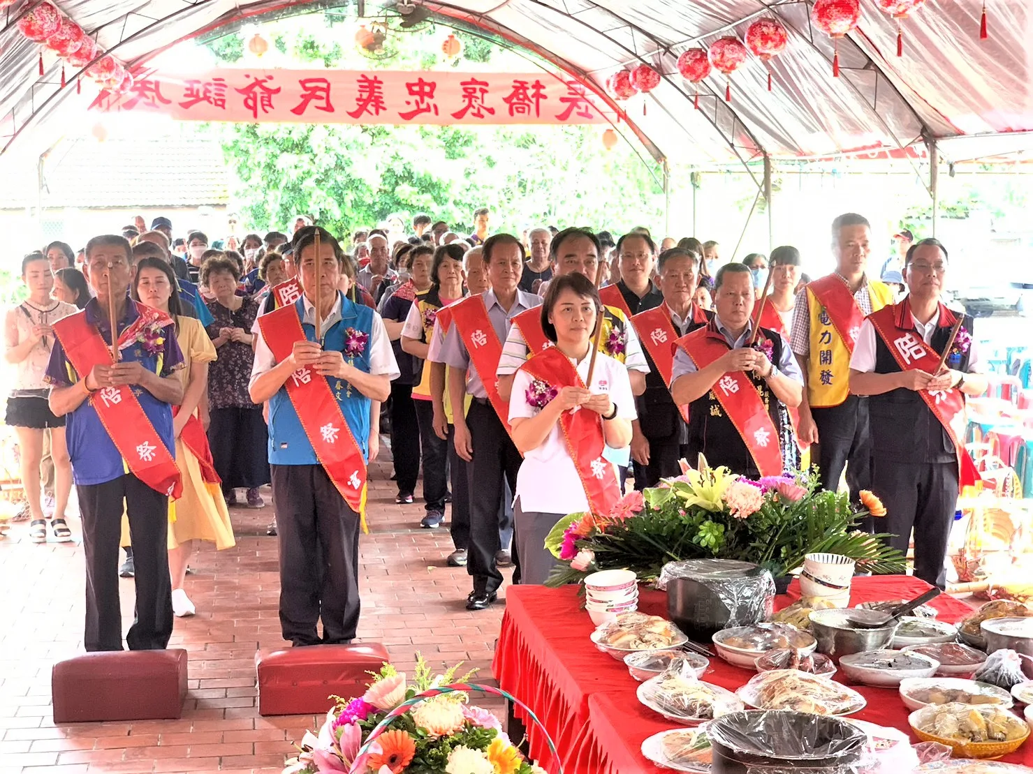 客委會主祕廖育珮擔任主祭官祭拜義民爺。客家委員會提供