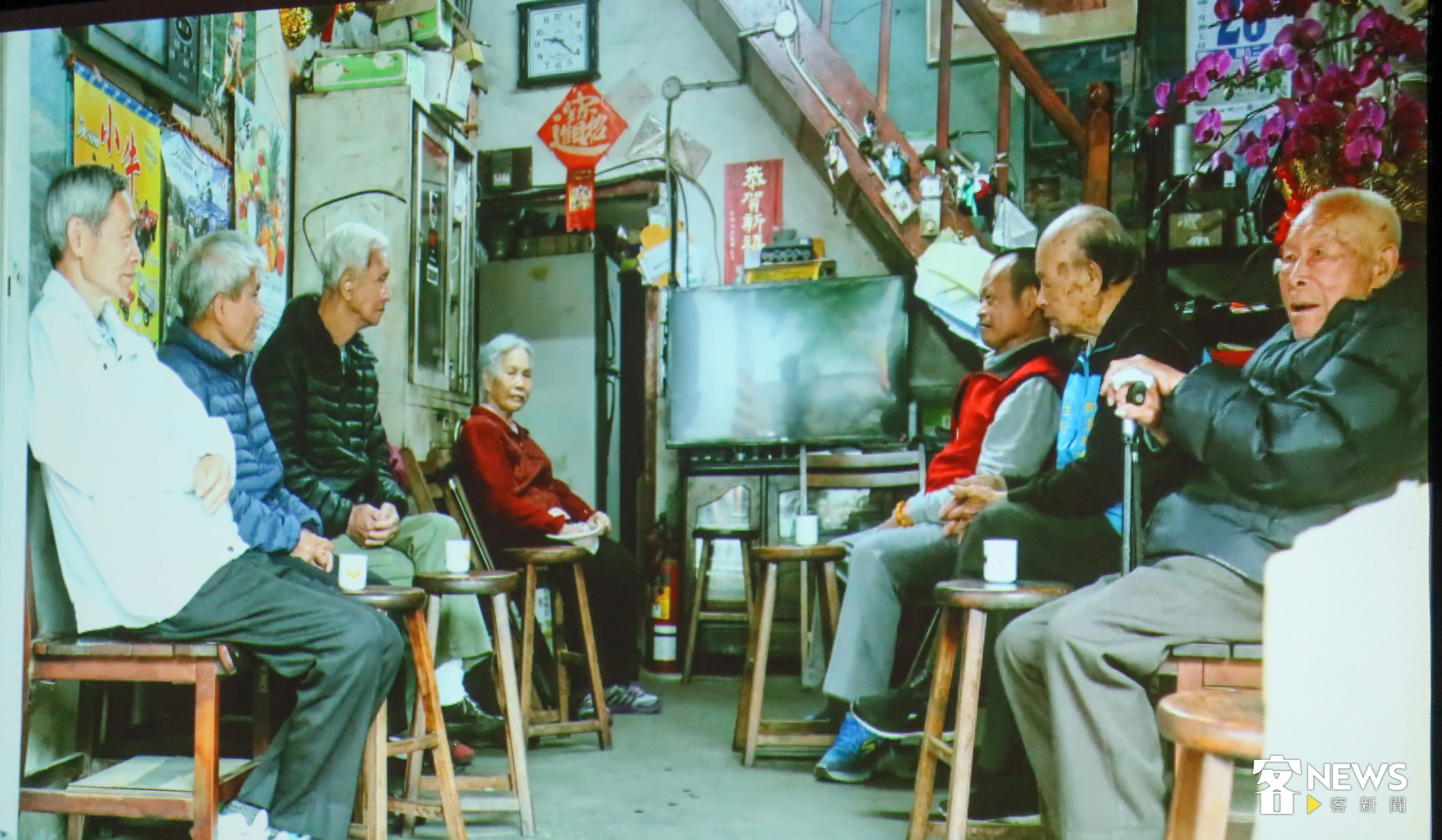甘順發的順發農機行有如「獅潭消息」中心,每天上午都有鄉親上門泡茶打嘴鼓,圖右一、二是郭火炎、甘順發。何來美翻攝自「花若盛開」影片。