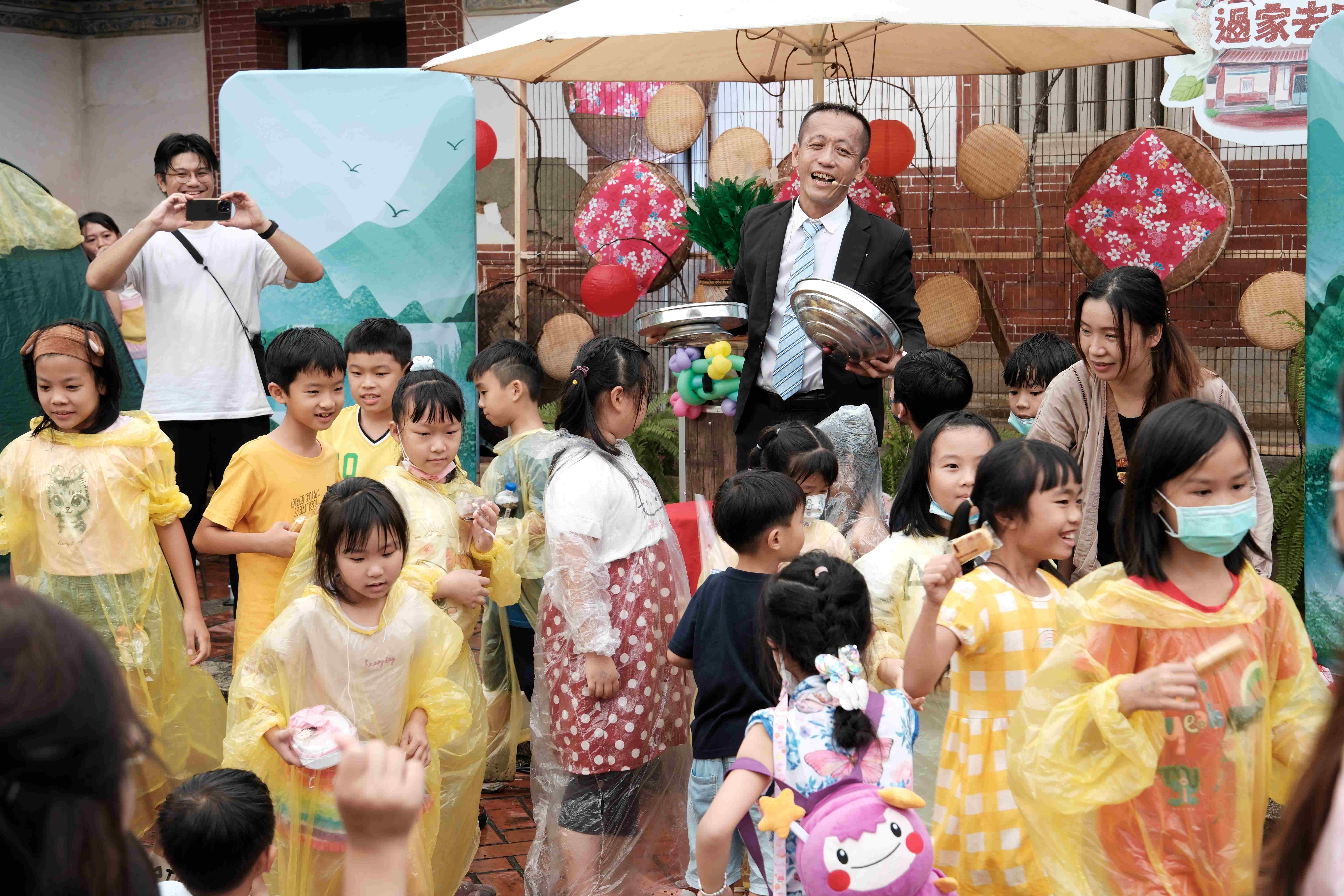 客家桐花故事魔術劇,演員與現場小朋友互動熱烈。臺中市客委會提供