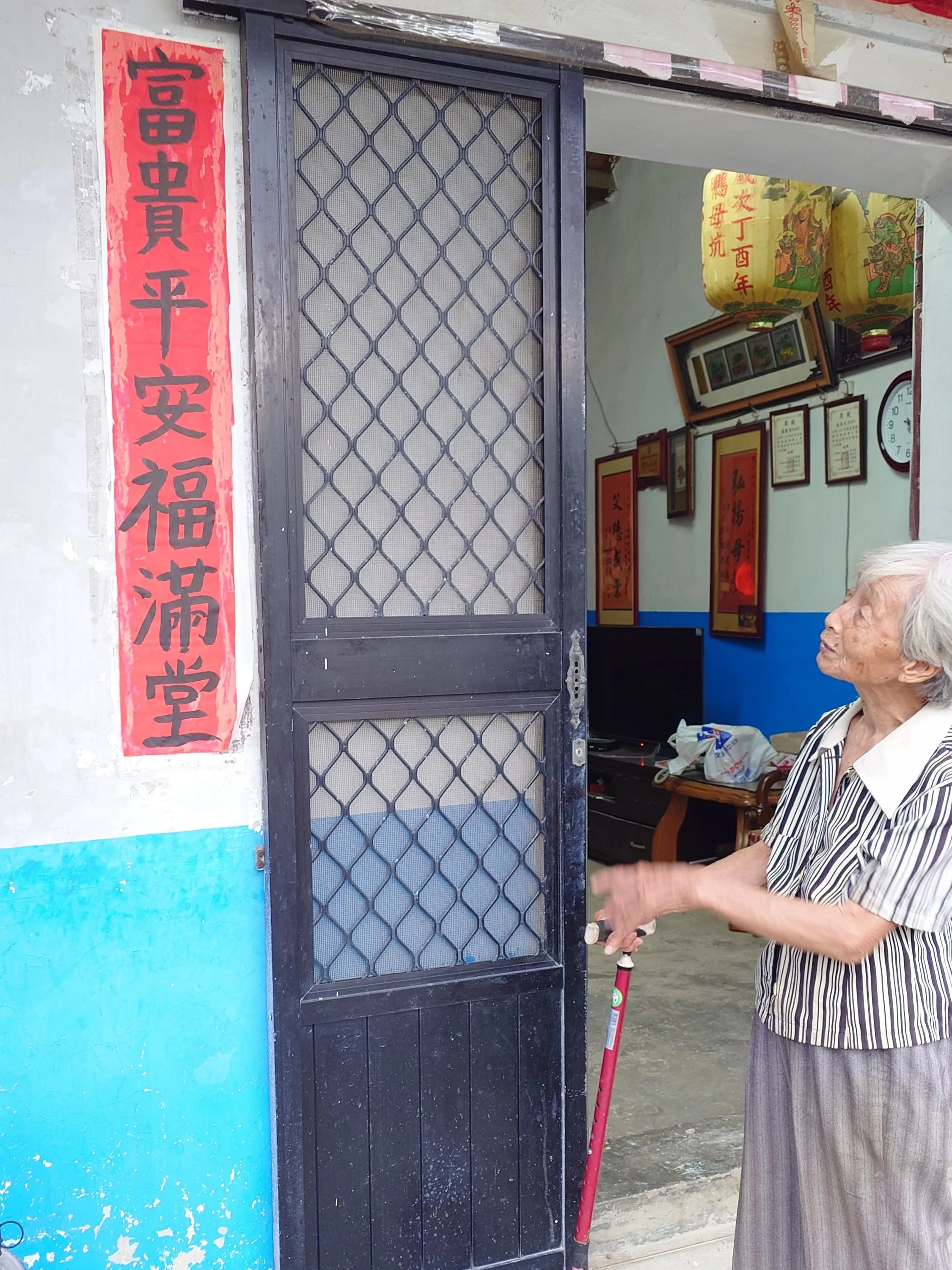 張四妹寫的「富貴平安福滿堂」,喜氣洋洋。何來美攝
