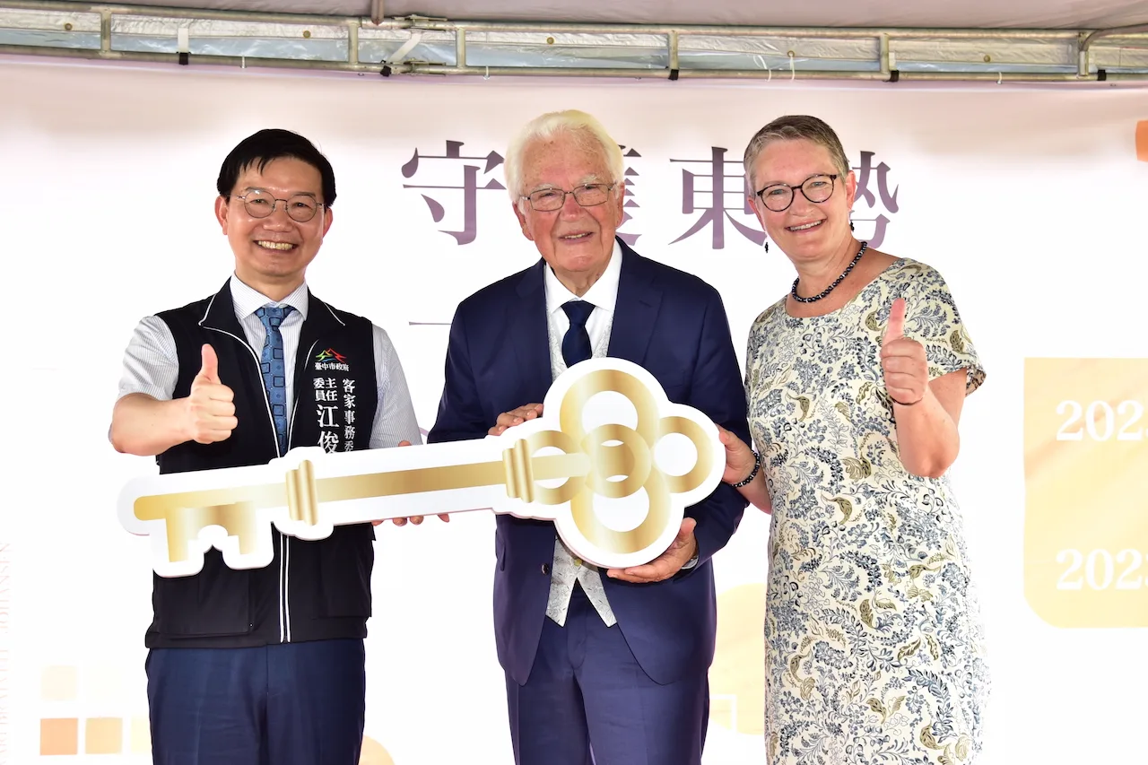 尤約翰牧師接受本府客委會受頒東勢之鑰感謝狀，感謝尤牧師為東勢帶來福氣。臺中客委會提供