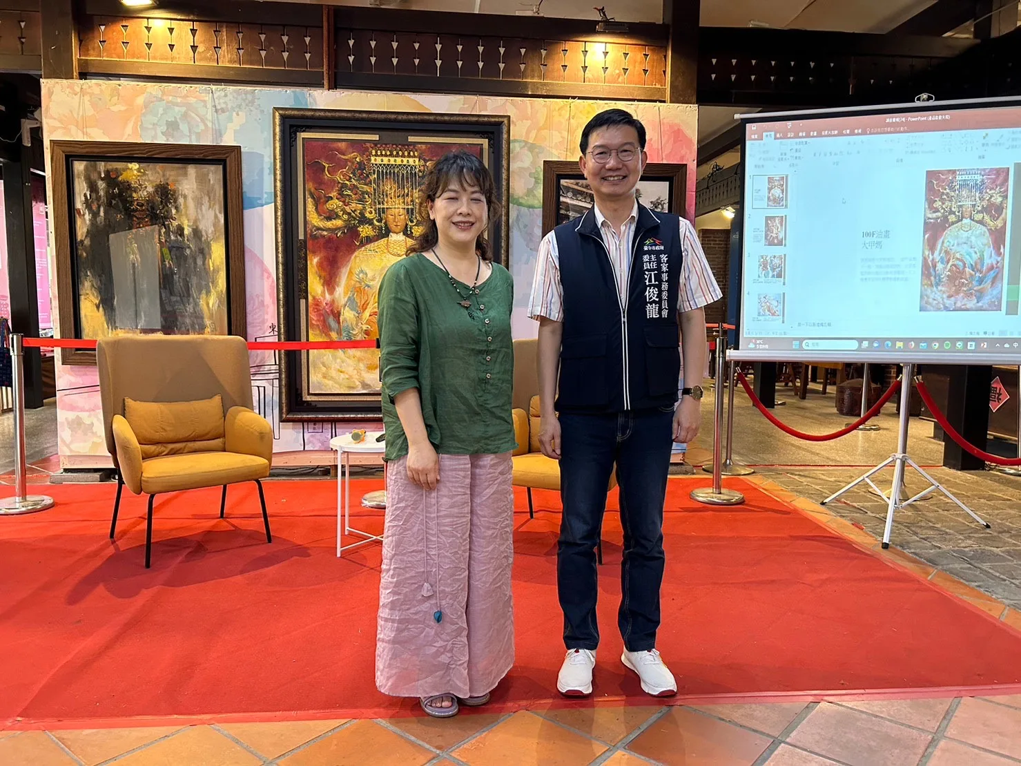 市府客委會主委江俊龍到場致詞並與丘璦珍畫家合照。台中市政府客委會提供