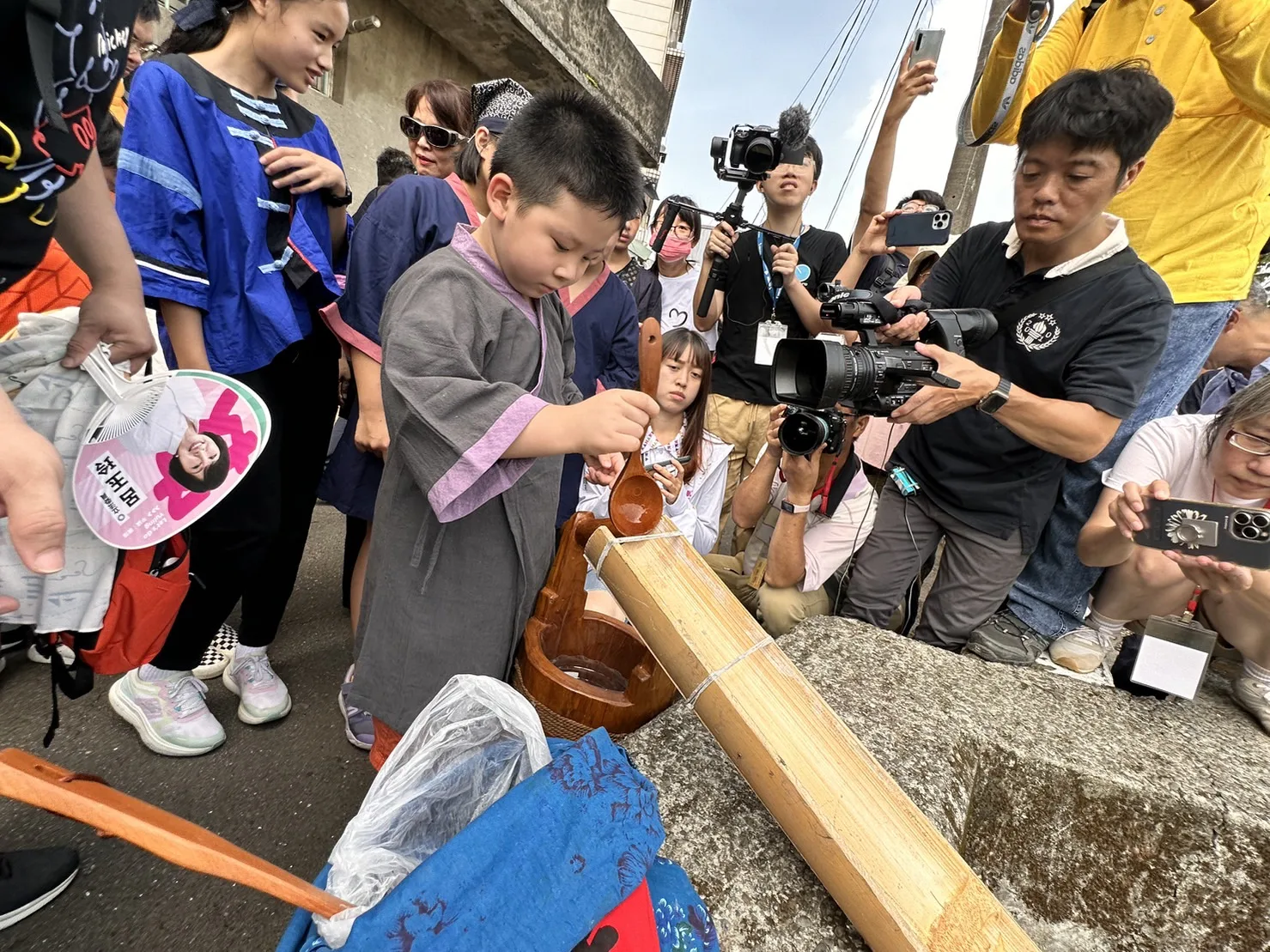 恭請河神將字紙灰燼送入大海的儀式，象徵漢字文化傳諸四方，此即送聖蹟。桃園市客家事務局提供