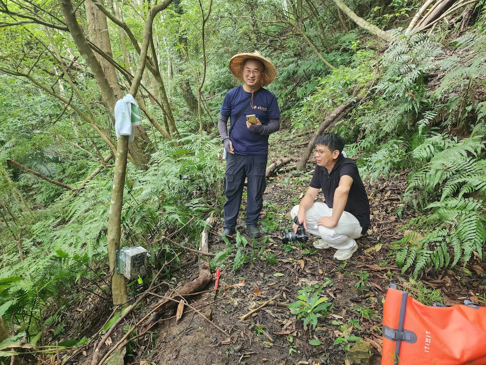 在獅潭山區裝設生態攝影機。台三線藝術季學校提供