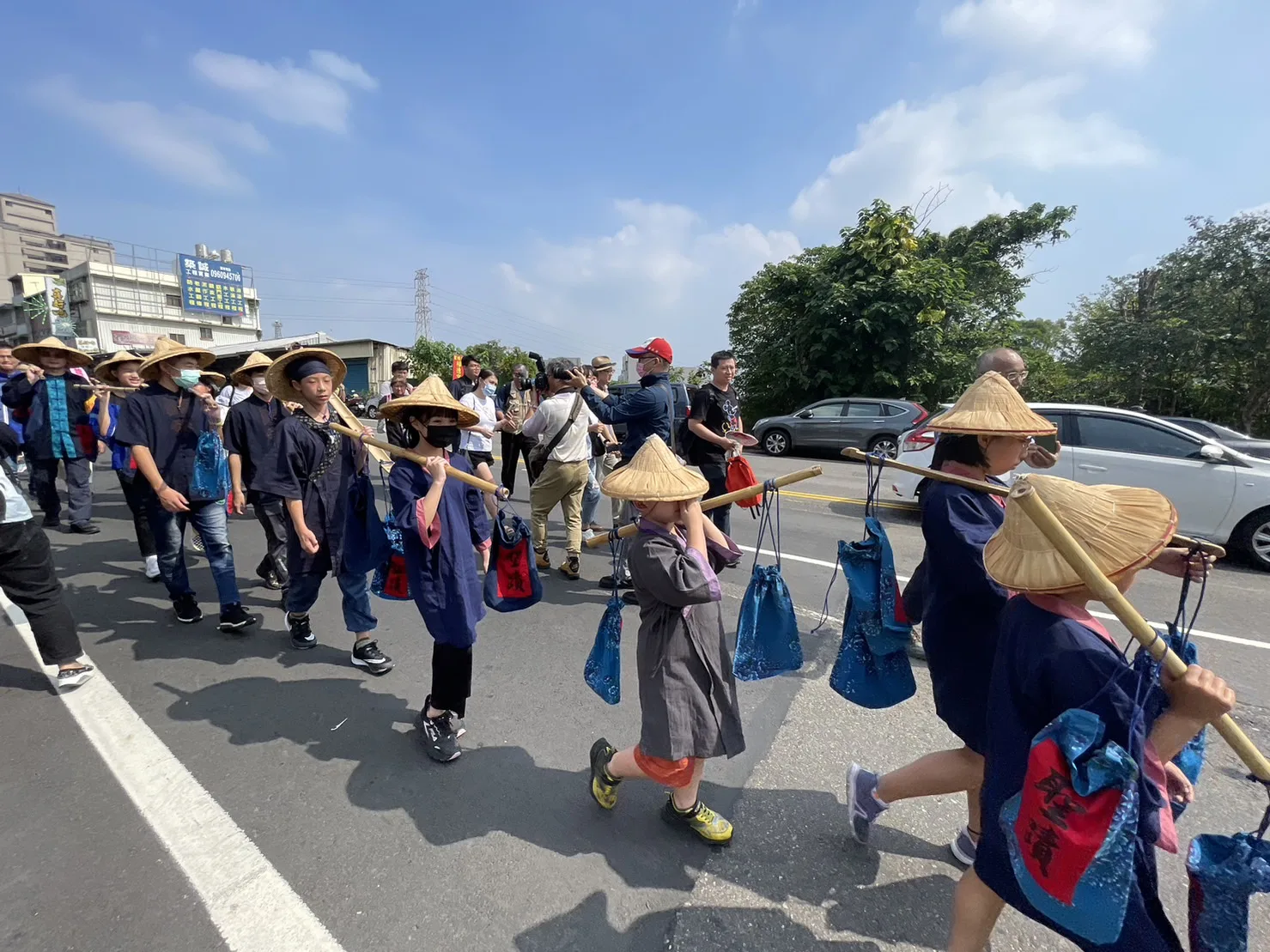 送聖嘉隊伍挑著聖蹟前往聖蹟亭旁的二板橋。桃園市客家事務局提供