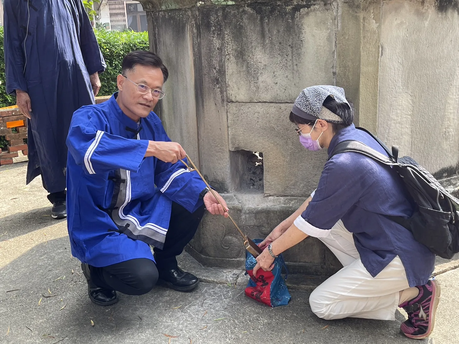 桃市府秘書長詹榮鋒取出聖蹟，準備將聖蹟送往二板橋。桃園市客家事務局提供
