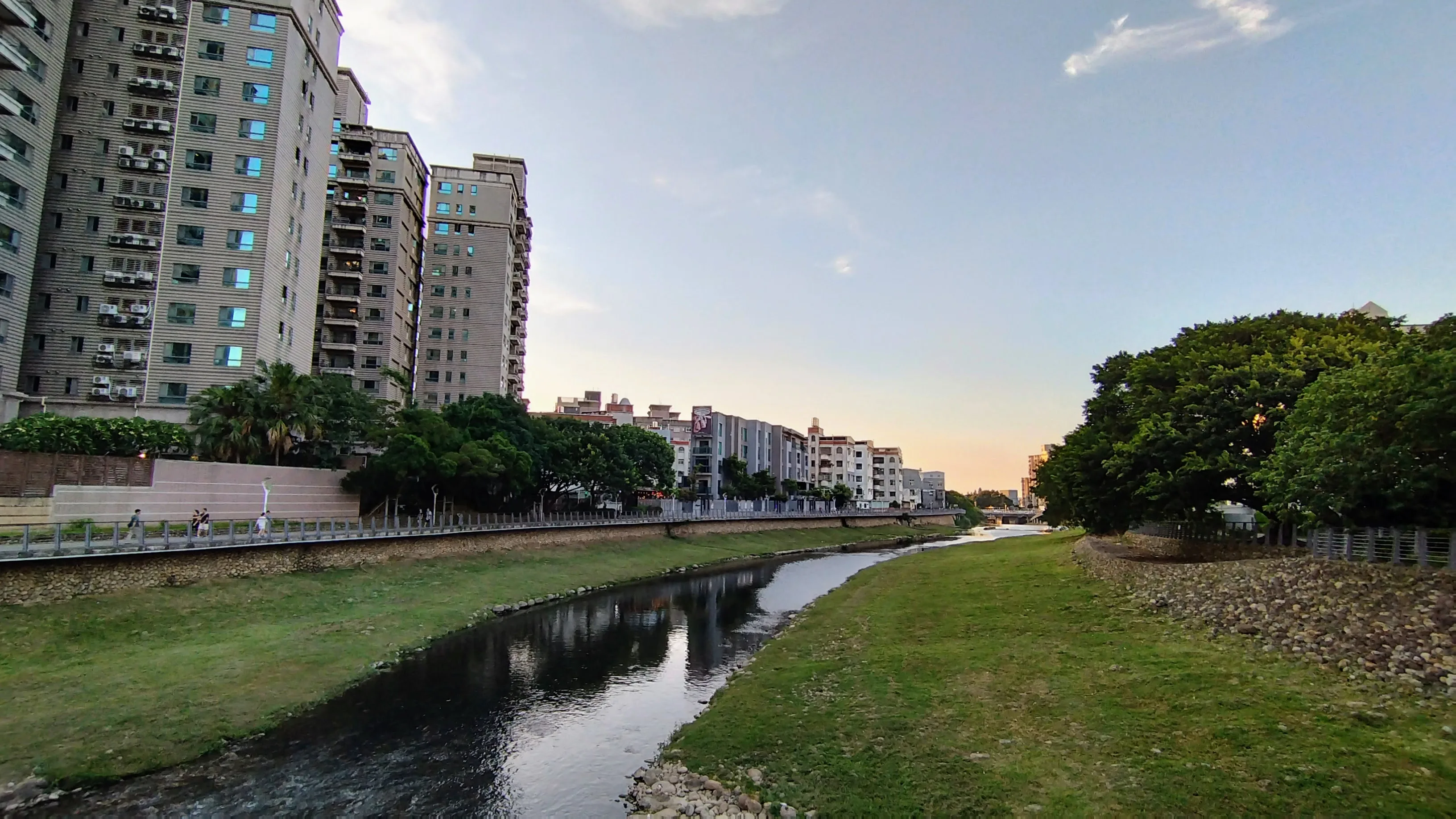 民國九十年納莉風搓，分老街溪脣个三間別莊，因為地基流失，嗄橫忒去。到今河壩脣又過重新起大樓了。鍾孝昇提供